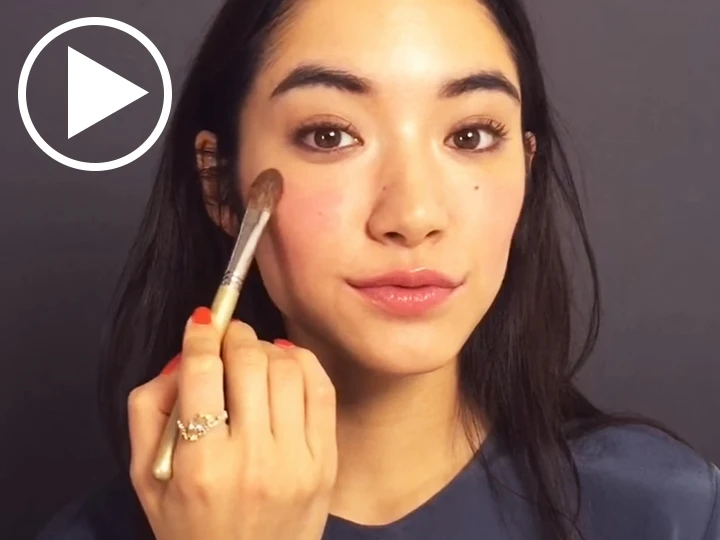 スモーキーローズのチークで、頬にセンシュアル