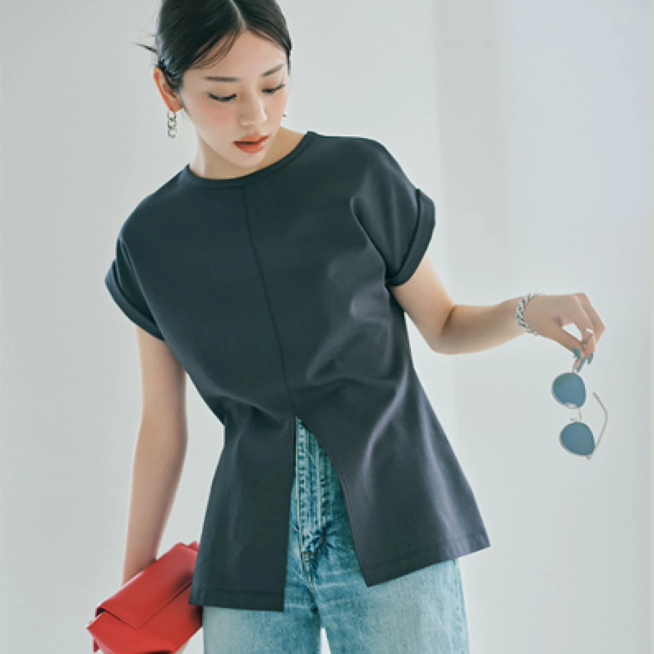 【大人のTシャツお悩み相談室】Tシャツ一枚でも、洒落見えできる？→形で選べば大丈夫！