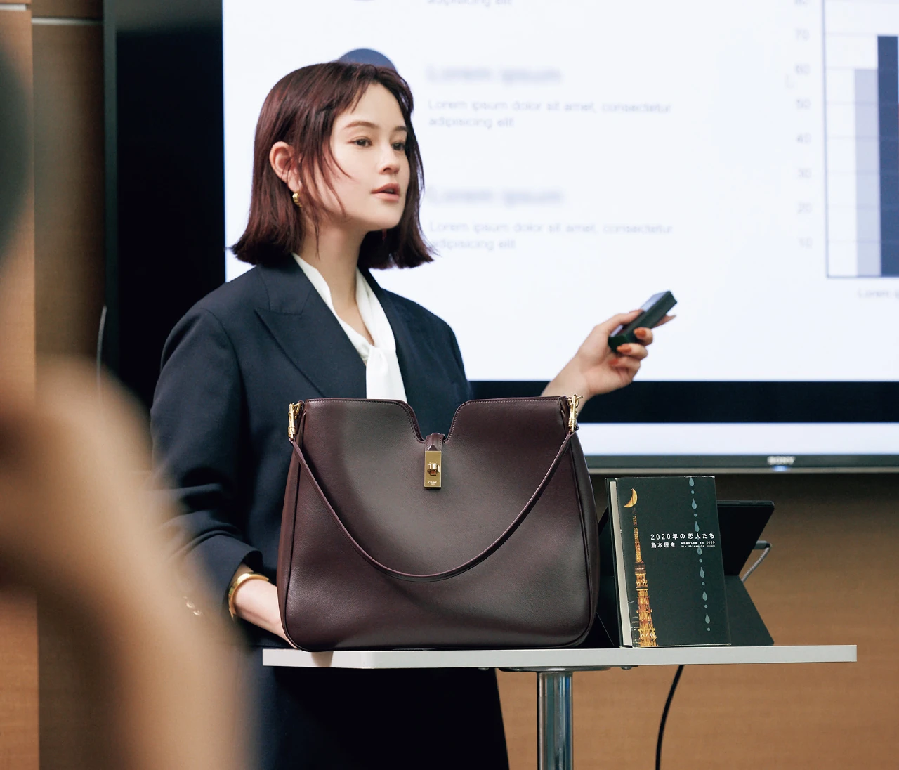 【セリーヌ】この秋、自立した女性にふさわしい「ミディアム カミーユ 16（セーズ） ソフト バッグ」とともに