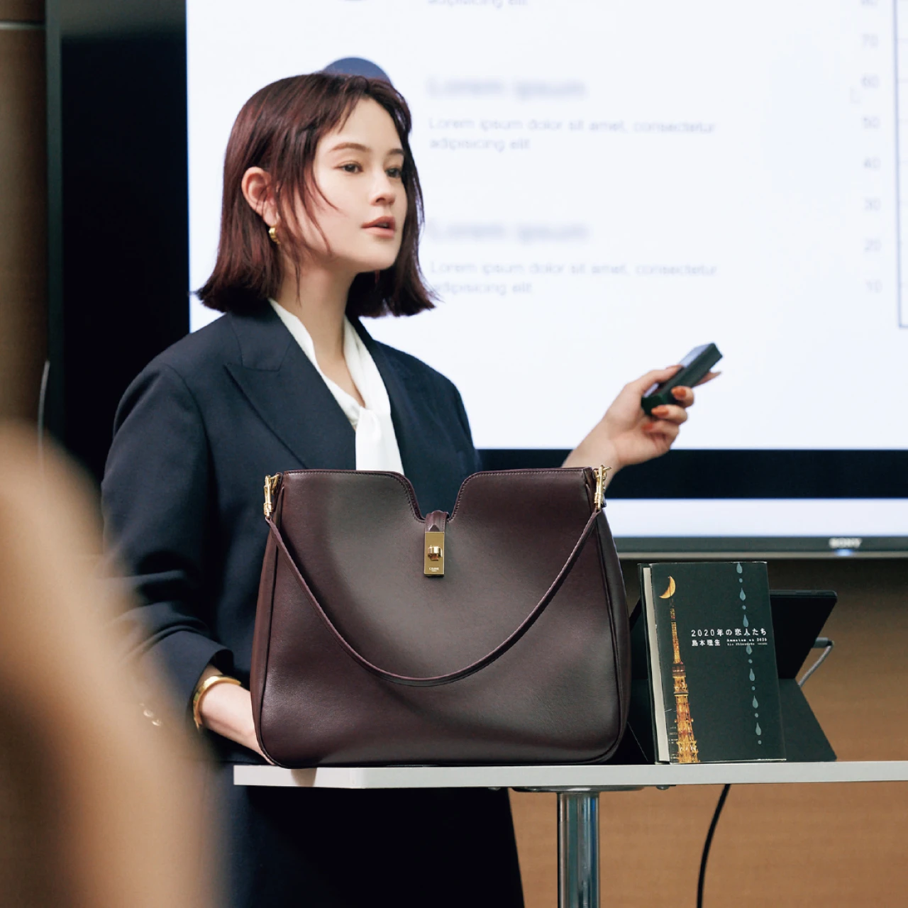 【セリーヌ】この秋、自立した女性にふさわしい「ミディアム カミーユ 16（セーズ） ソフト バッグ」とともに