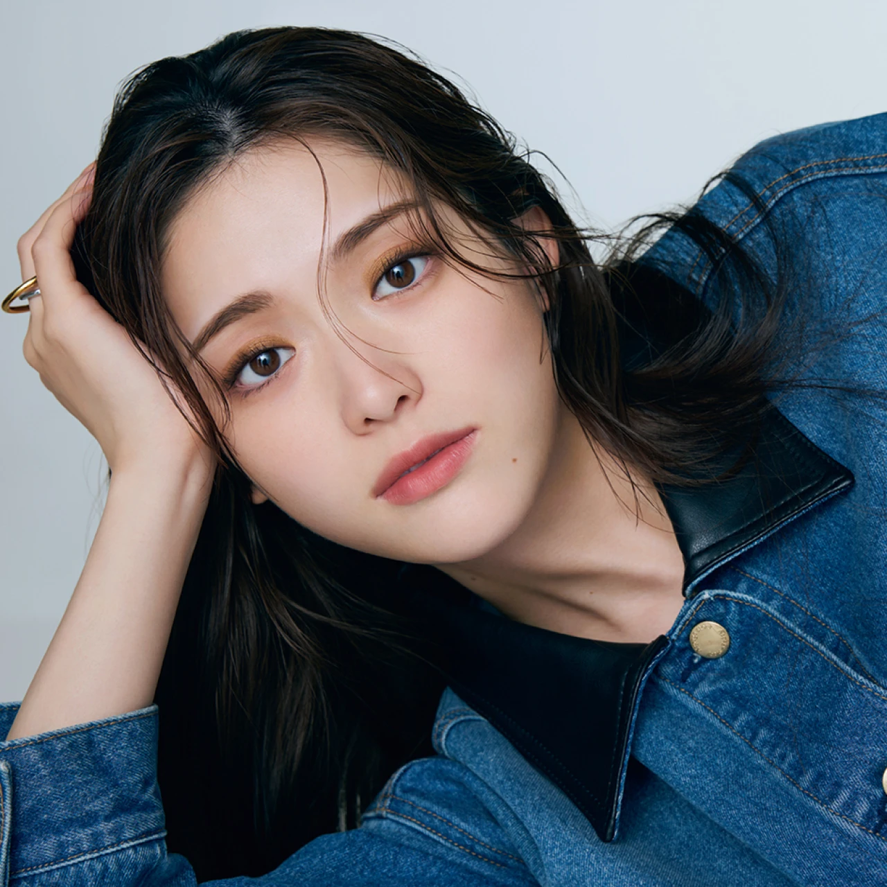 【松村沙友理と春新色コスメ】ほんのりレトロなアディクションの黄みアイシャドウ