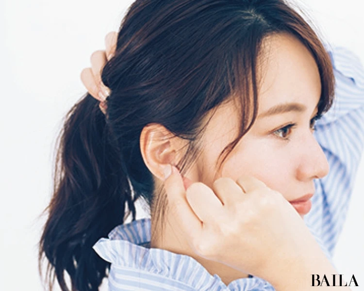 【ヘア小物アレンジ】飾りゴムでひとつ結びをエフォートレスに見せるコツ<動画あり>_4