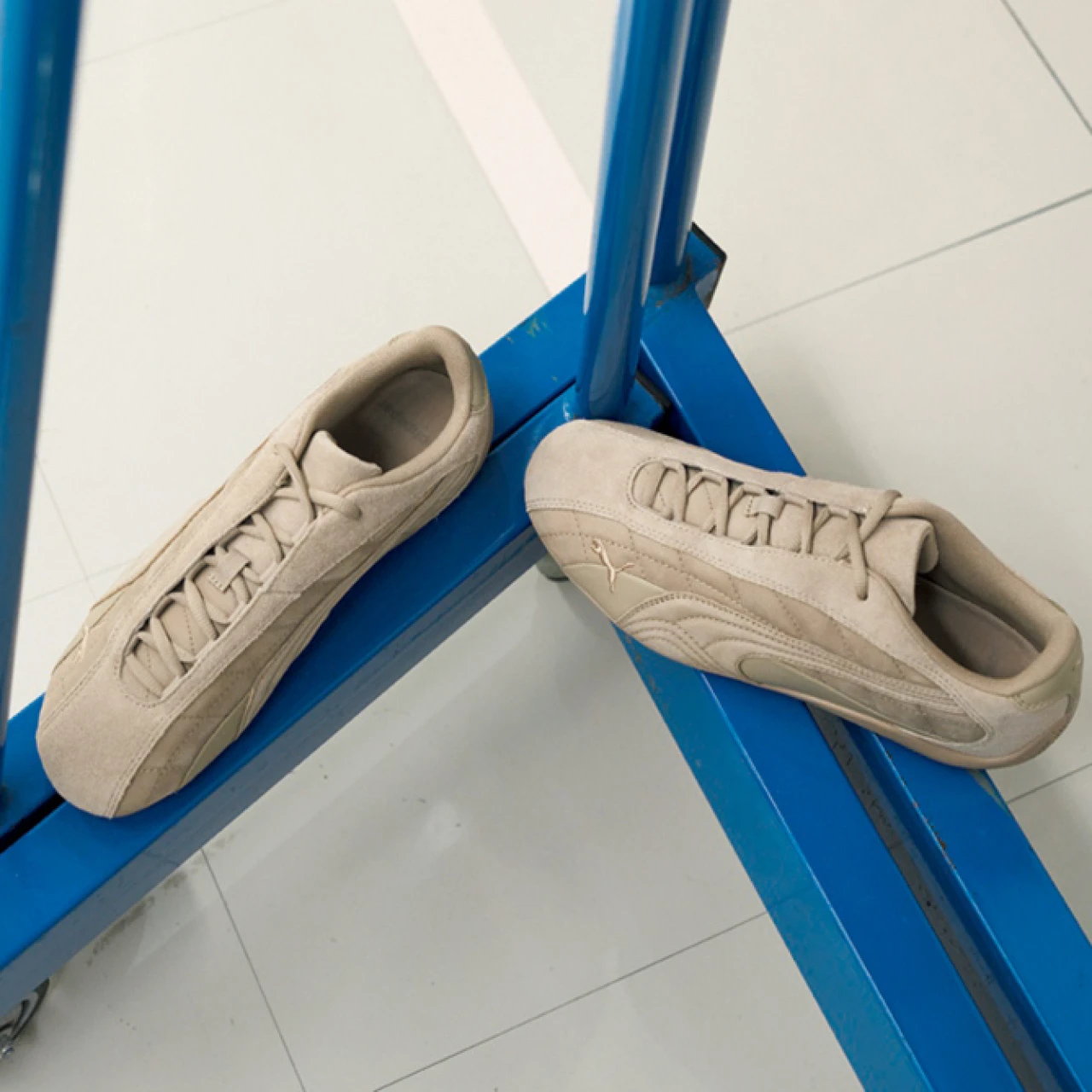 【秋の新作アイテム5選】マーク ジェイコブスのバッグ、プーマ × グラフペーパーのコラボスニーカーなど今秋の注目アイテム