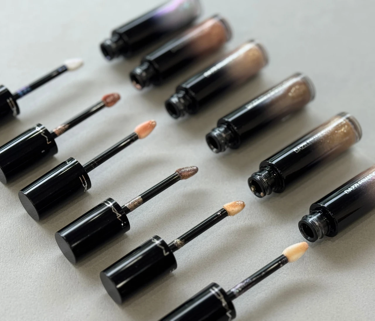 【全色スウォッチ】M･A･Cダズルシャドウリキッドアイシャドウグリッターが使える！