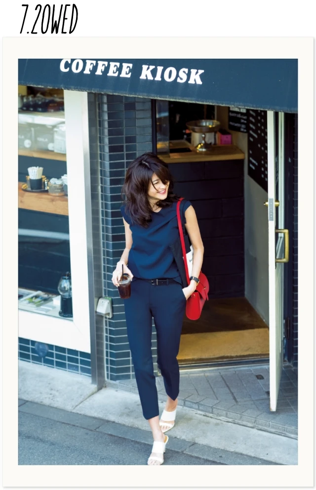 女らしさ急上昇！　パンツセットアップで通勤、ならバッグ使いがモノを言う！