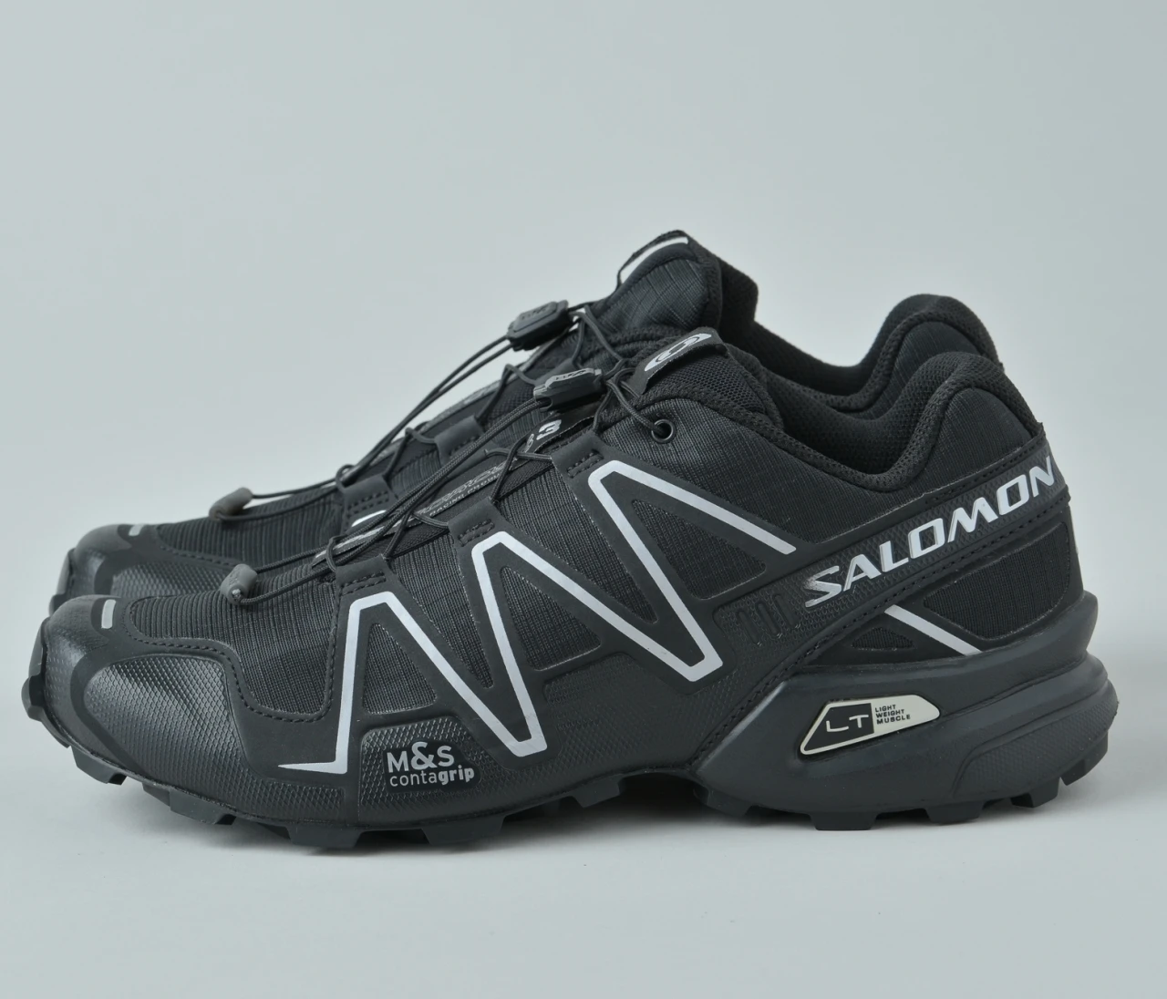 軽量・グリップ力・フィット感、三拍子そろった「サロモン」の「SPEEDCROSS 3」【きれいめ服に似合う黒スニーカー】