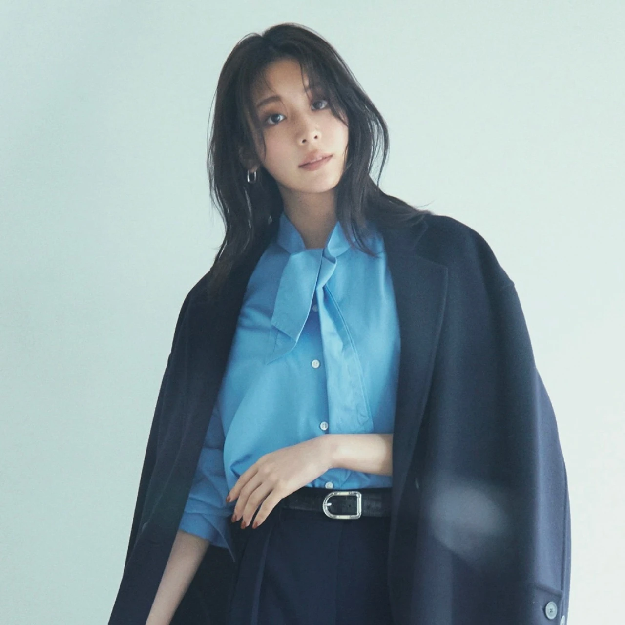 【美脚パンツコーデ】ワイドに頼ってシンプルだけど美脚度ピカイチの絵になる人に【BAILA今日のコーデ】