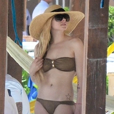 人と差がつく水着スタイルは “顔まわりパンチ小物”がマスト!