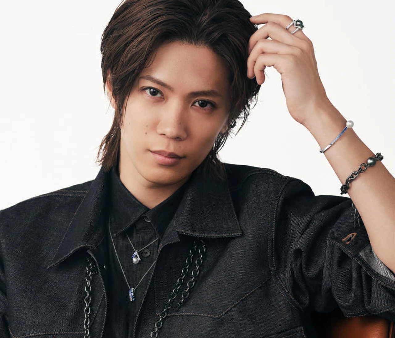 神宮寺勇太さんがまとうミキモトのジュエリー