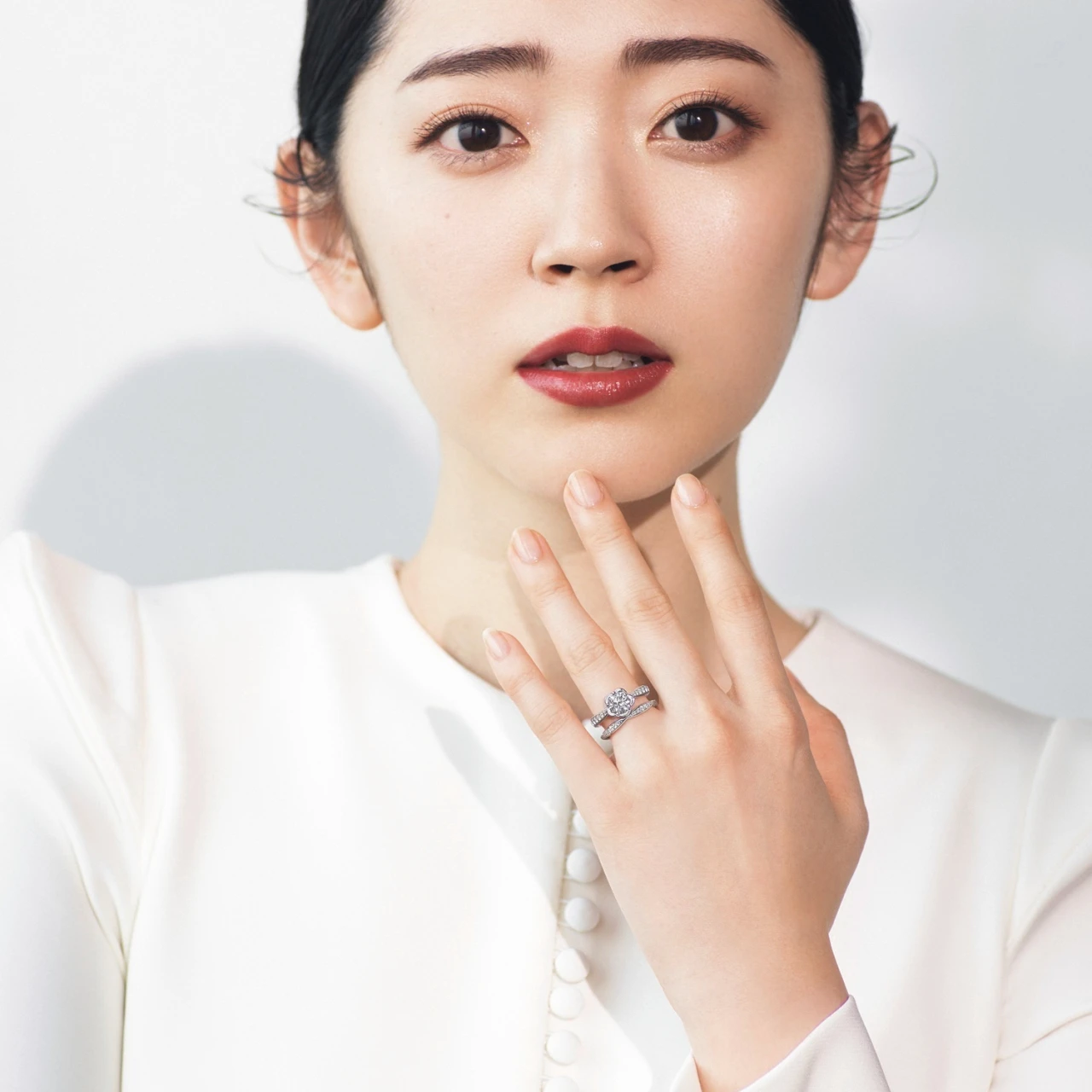 【 #鈴木愛理 がまとうシャネルのウエディングリング】感度の高い花嫁の手もとに、マドモアゼルが愛したカメリアの花を