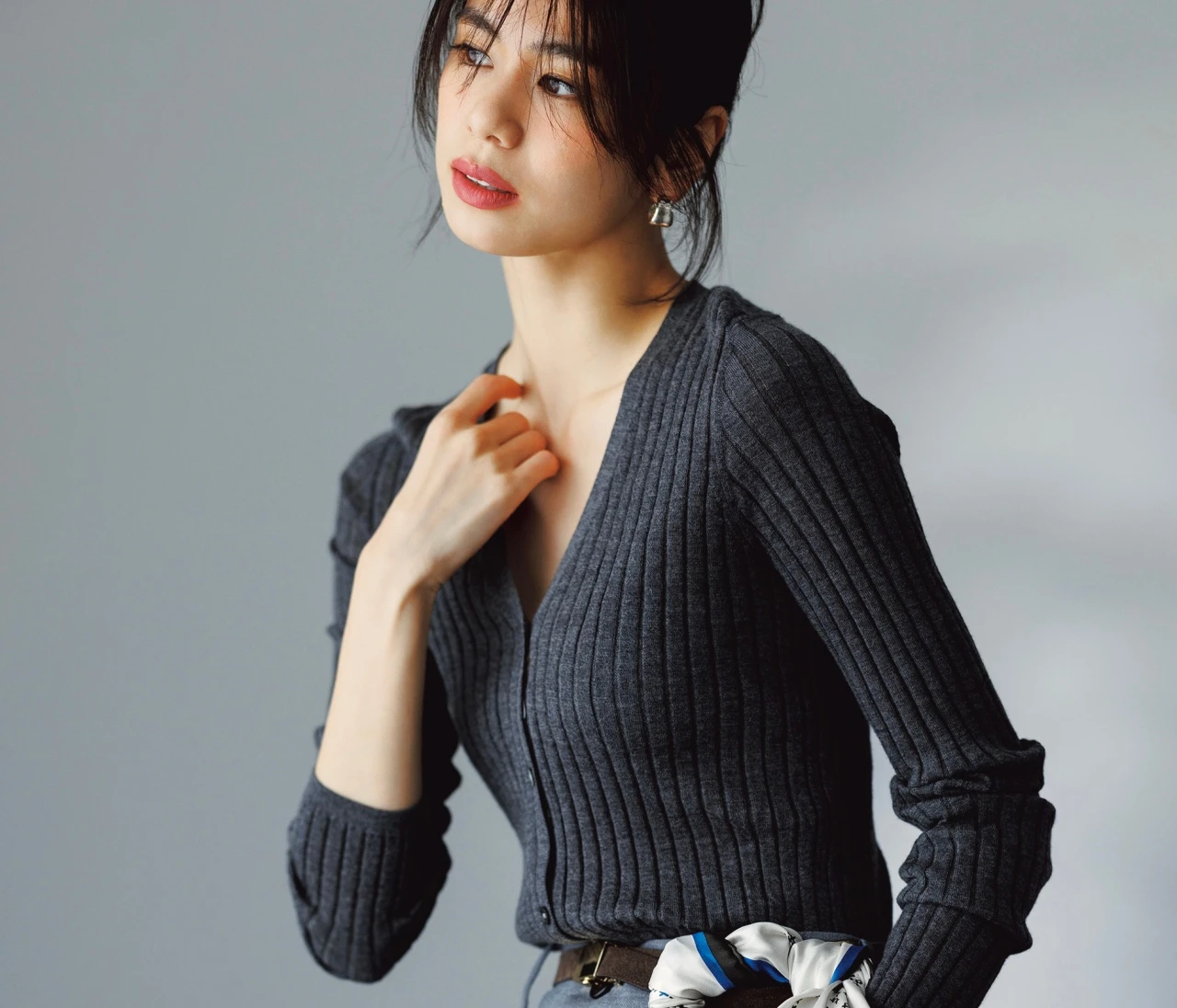 【スカーフ アレンジ】自由に巻くほど楽しい！ 進化したスカーフの魅力に開眼【BAILA今日のコーデ】