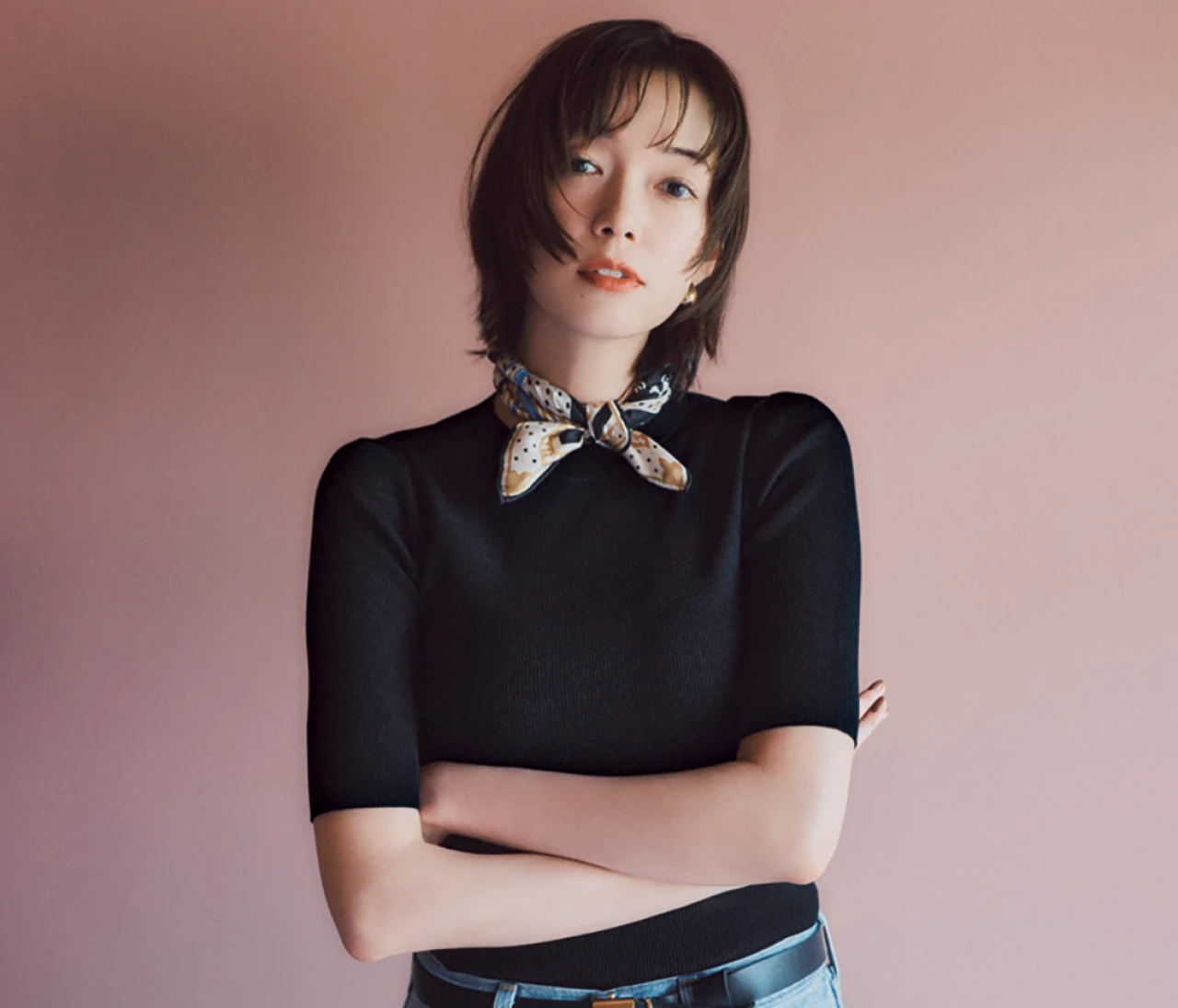 予想最高気温35℃／スカーフやベルトの“ちょい”アレンジで抜け感を出す【BAILA今日のコーデ】