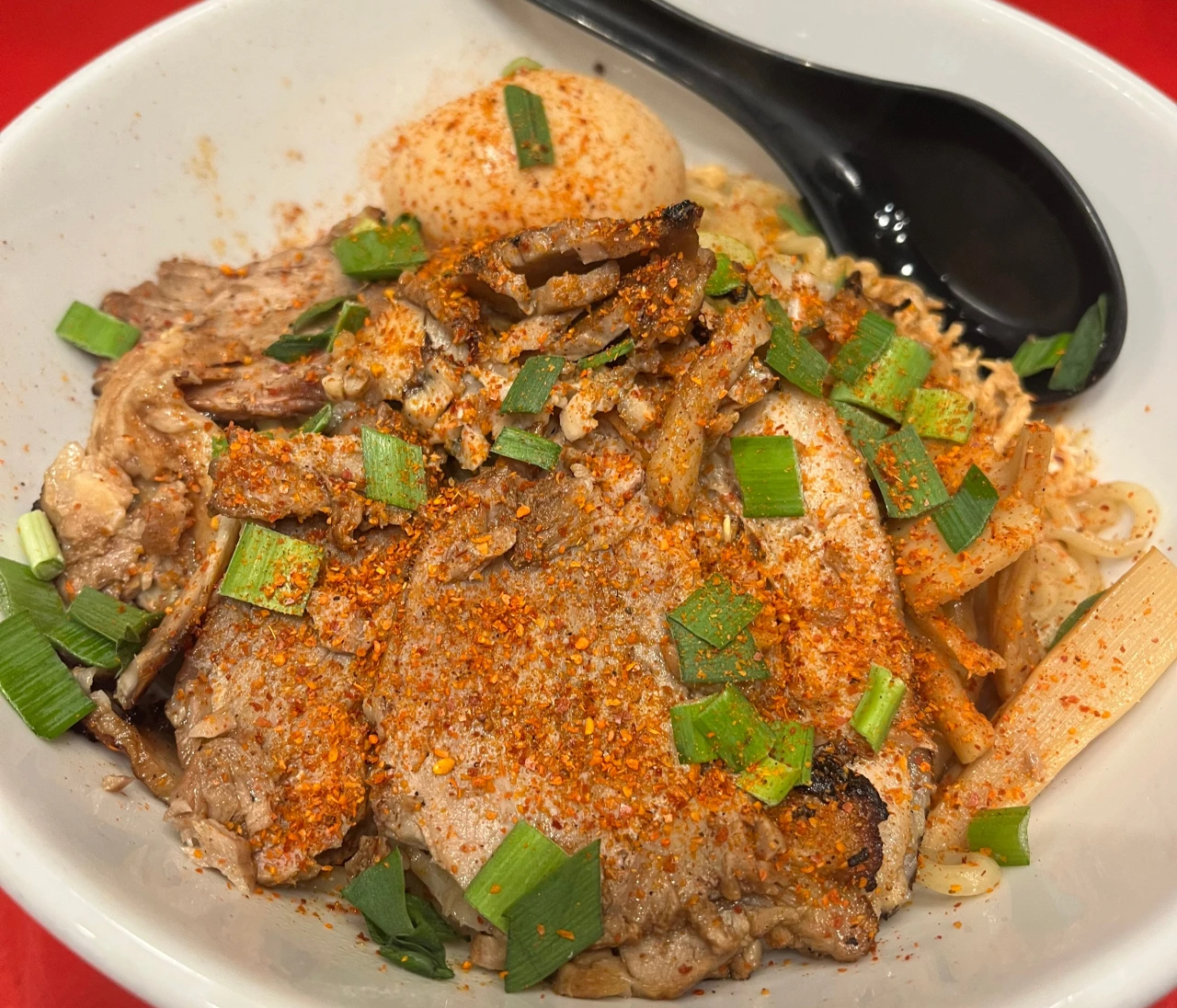 仕事帰りのご褒美に。渋谷にある『まぜそば七』の特製辛まぜそばがおススメ！＃ラーメン部