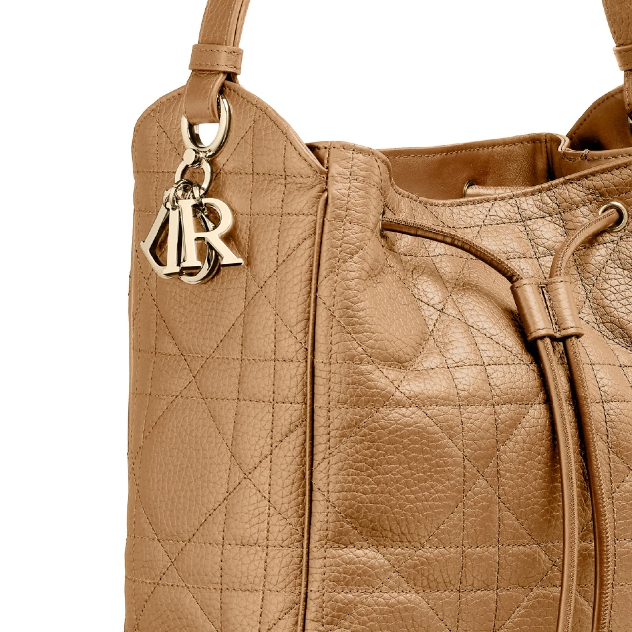 【ディオール】新作バッグ「D-モーション」が登場！揺れるチャームがエレガント