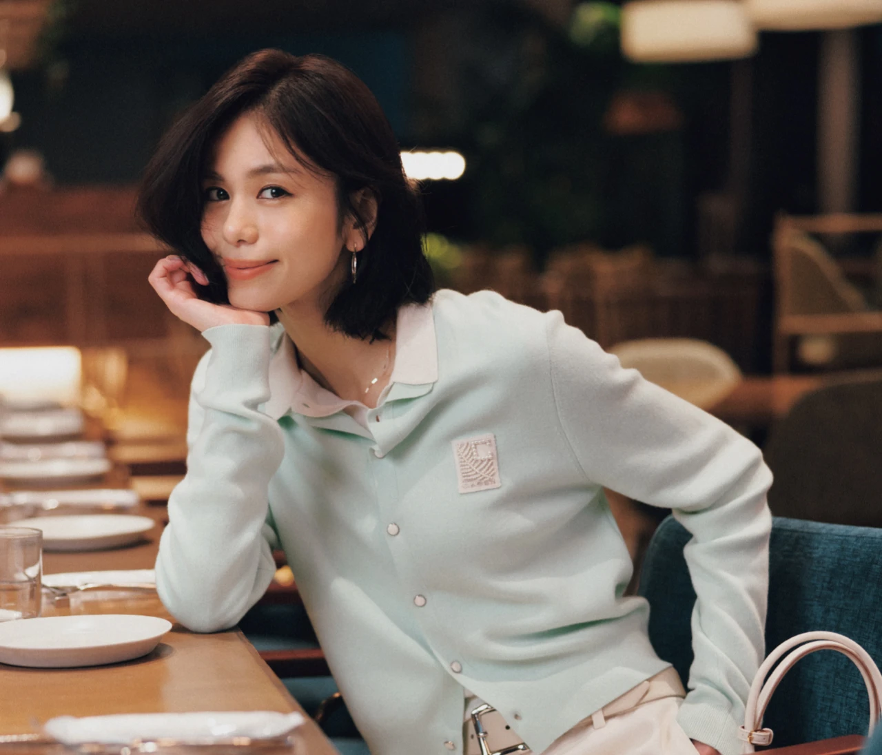 昼にも夜にも“ちょうどいい”！仕事終わりのシーン別きれいめ＆華やぎコーデ3選