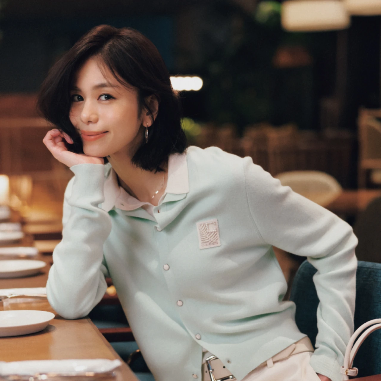 昼にも夜にも“ちょうどいい”！仕事終わりのシーン別きれいめ＆華やぎコーデ3選