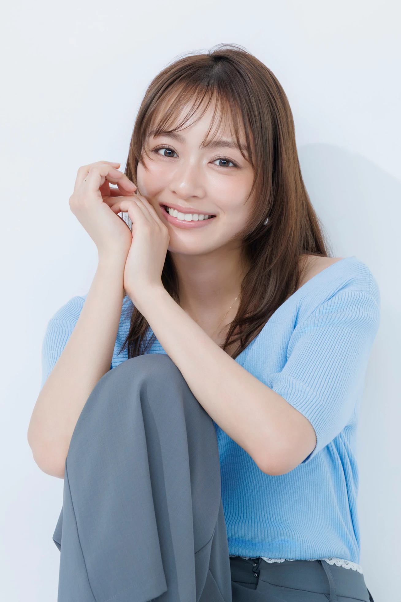微笑む内田理央さん