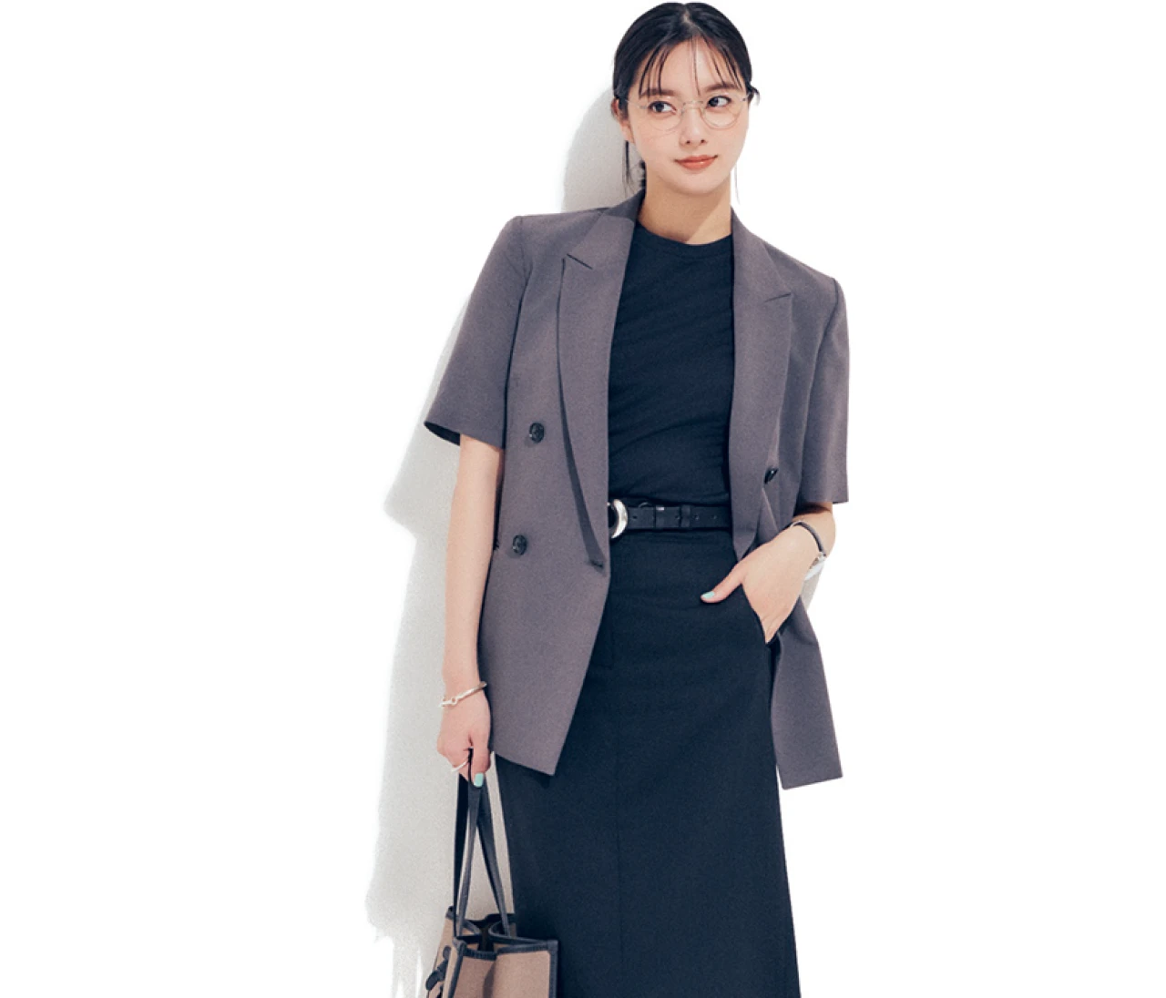 予想最高気温35℃／ガンガン歩く日は通勤服に合う白スニーカーで【BAILA今日のコーデ】