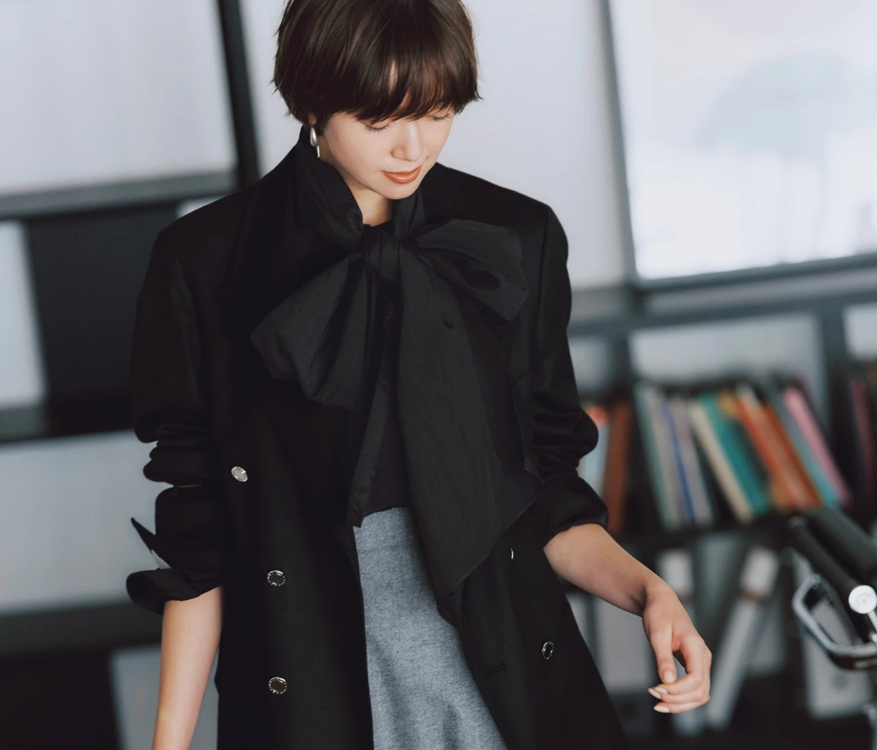 【ボウタイブラウスコーデ】モノトーンなら誰でも臆せず可愛げ上手に【BAILA今日のコーデ】