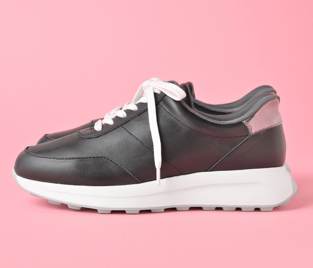 忙しい朝の救世主！「銀座かねまつ」のハンズフリースニーカー【きれいめ服に似合う黒スニーカー】