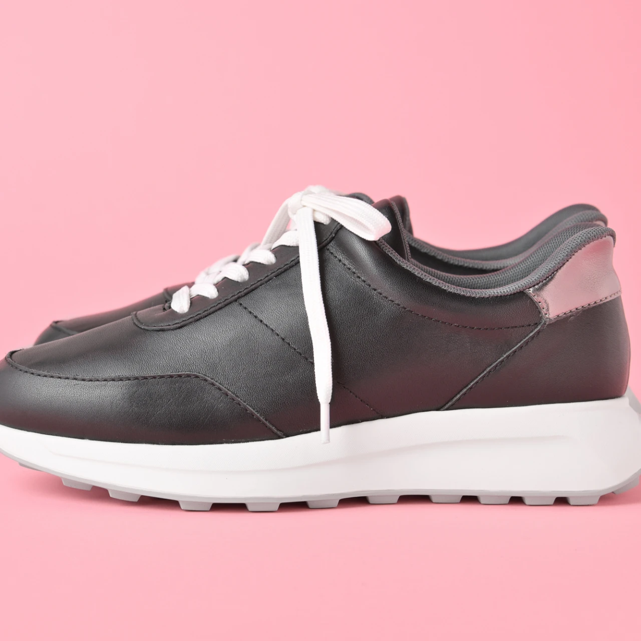 忙しい朝の救世主！「銀座かねまつ」のハンズフリースニーカー【きれいめ服に似合う黒スニーカー】