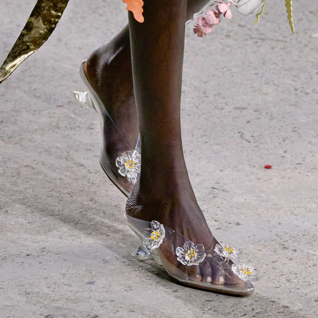 【ボッテガ・ヴェネタ】ガーデニアの装飾をあしらった新作ジェット ミュールが登場