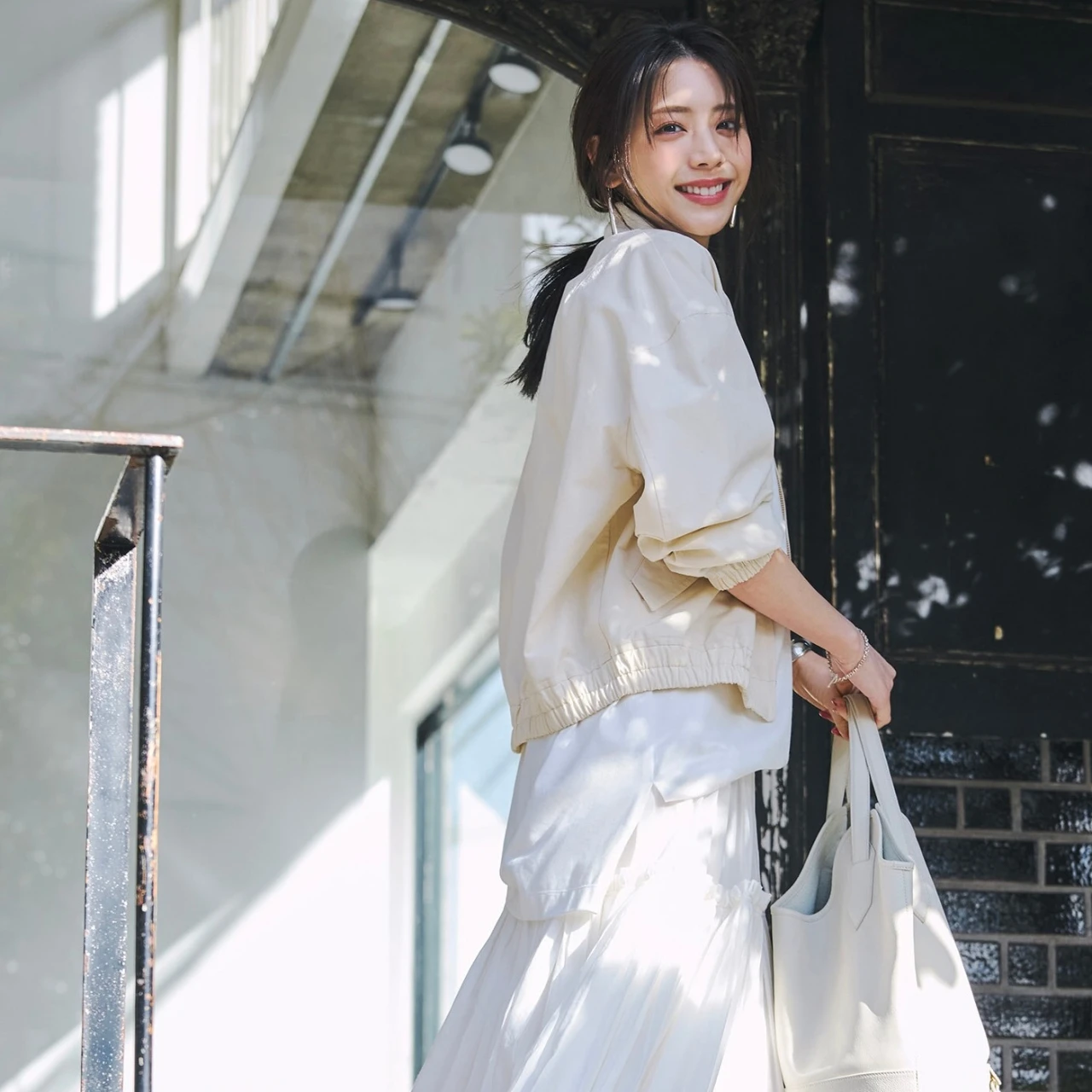 【シルバースニーカーコーデ】スカートコーデはラフな足元で抜け感を【BAILA今日のコーデ】