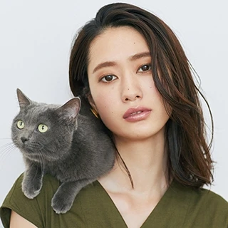 クールに見られる猫顔は「抜け感ピンク」で顔圧ダウンしてやわらか印象に