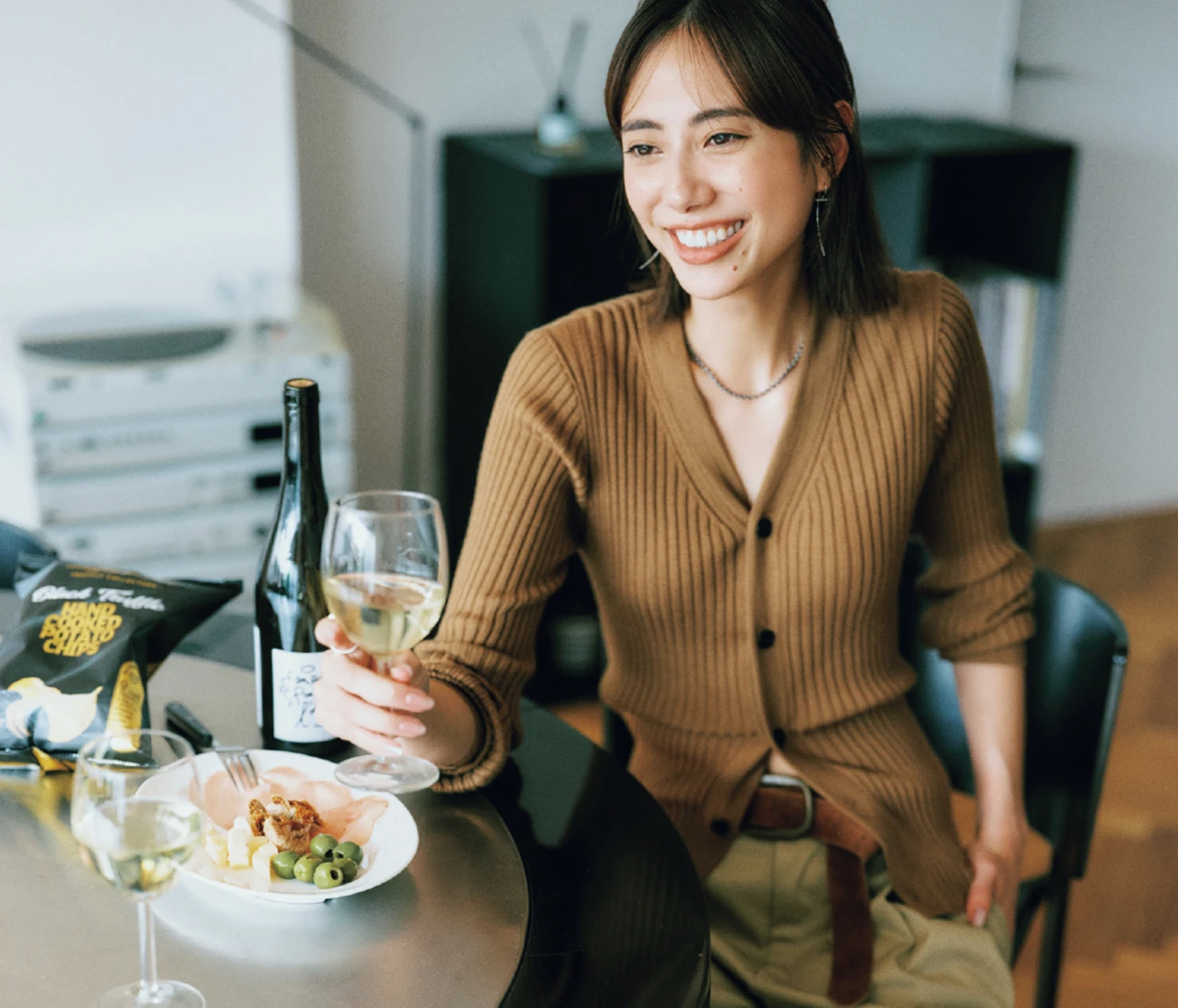 大人の肌見せはデコルテ＆ウエストをのぞかせる「バタフライシルエット」でかっこよく！[ヘアアレンジ付き]