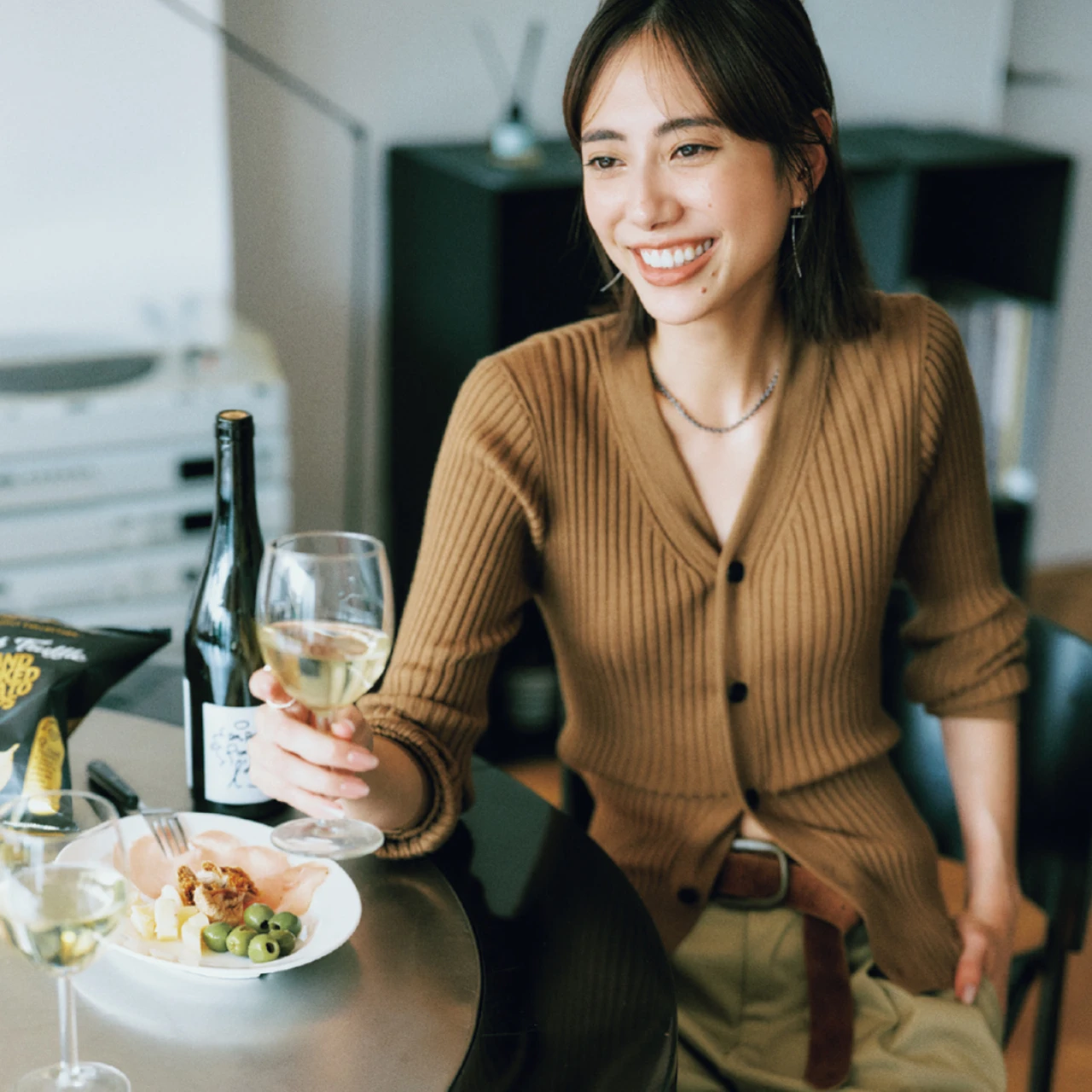 大人の肌見せはデコルテ＆ウエストをのぞかせる「バタフライシルエット」でかっこよく！[ヘアアレンジ付き]