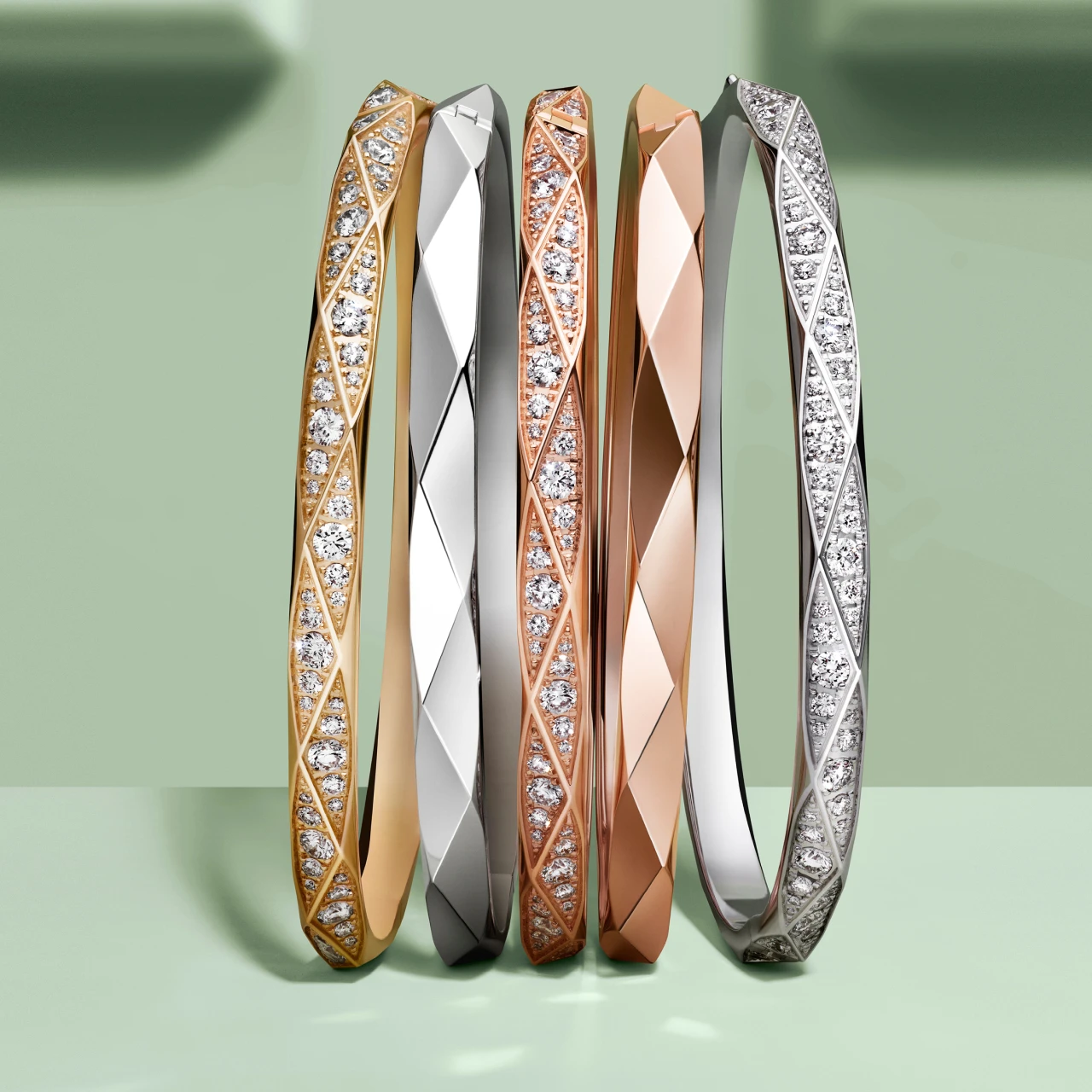 「グラフ」のアイコニックなコレクション“ローレンス グラフ シグネチャー”に新作バングルが登場