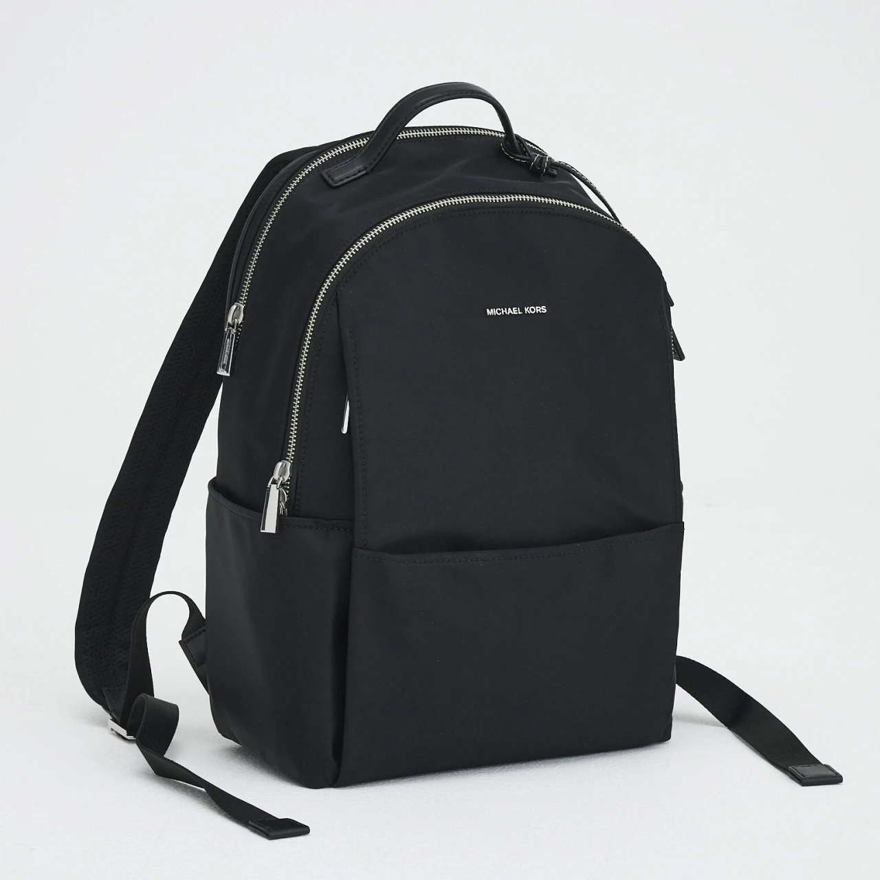 きれいめなのに実用的！ 「マイケル・コース」のナイロンリュック【優秀通勤リュック】
