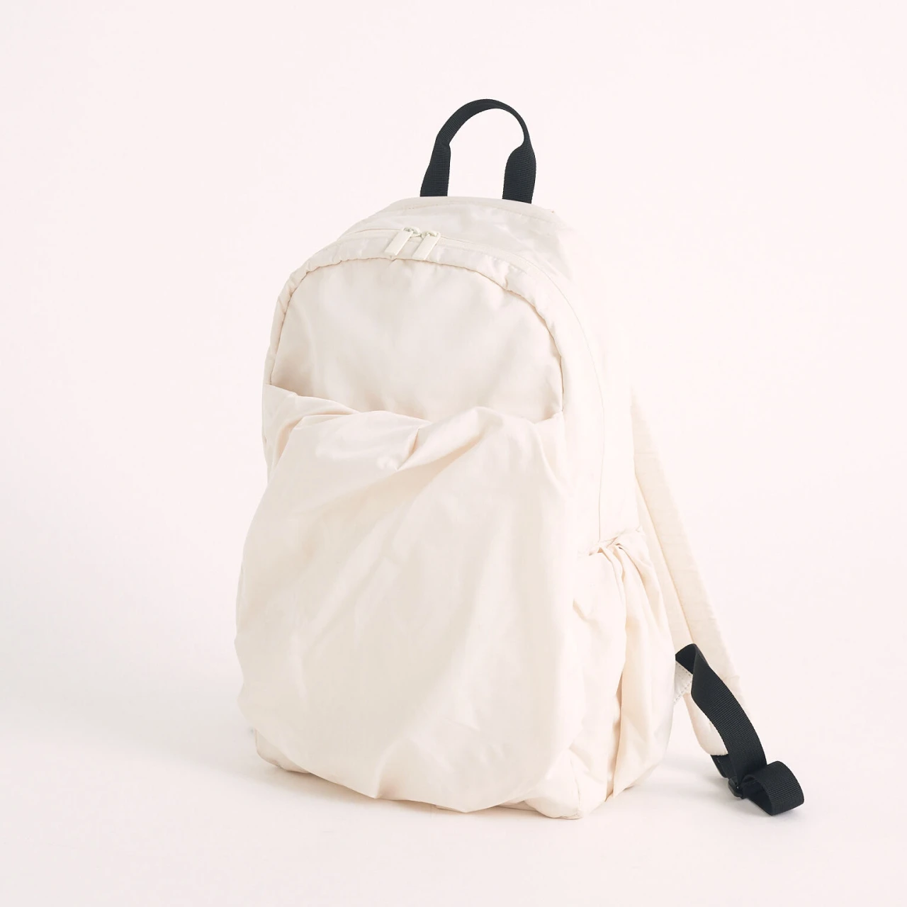 小ぶりで超軽量なのに収納力もすごかった！きれいめ派におすすめしたい【エミ】の撥水ギャザーリュック【優秀通勤リュック】