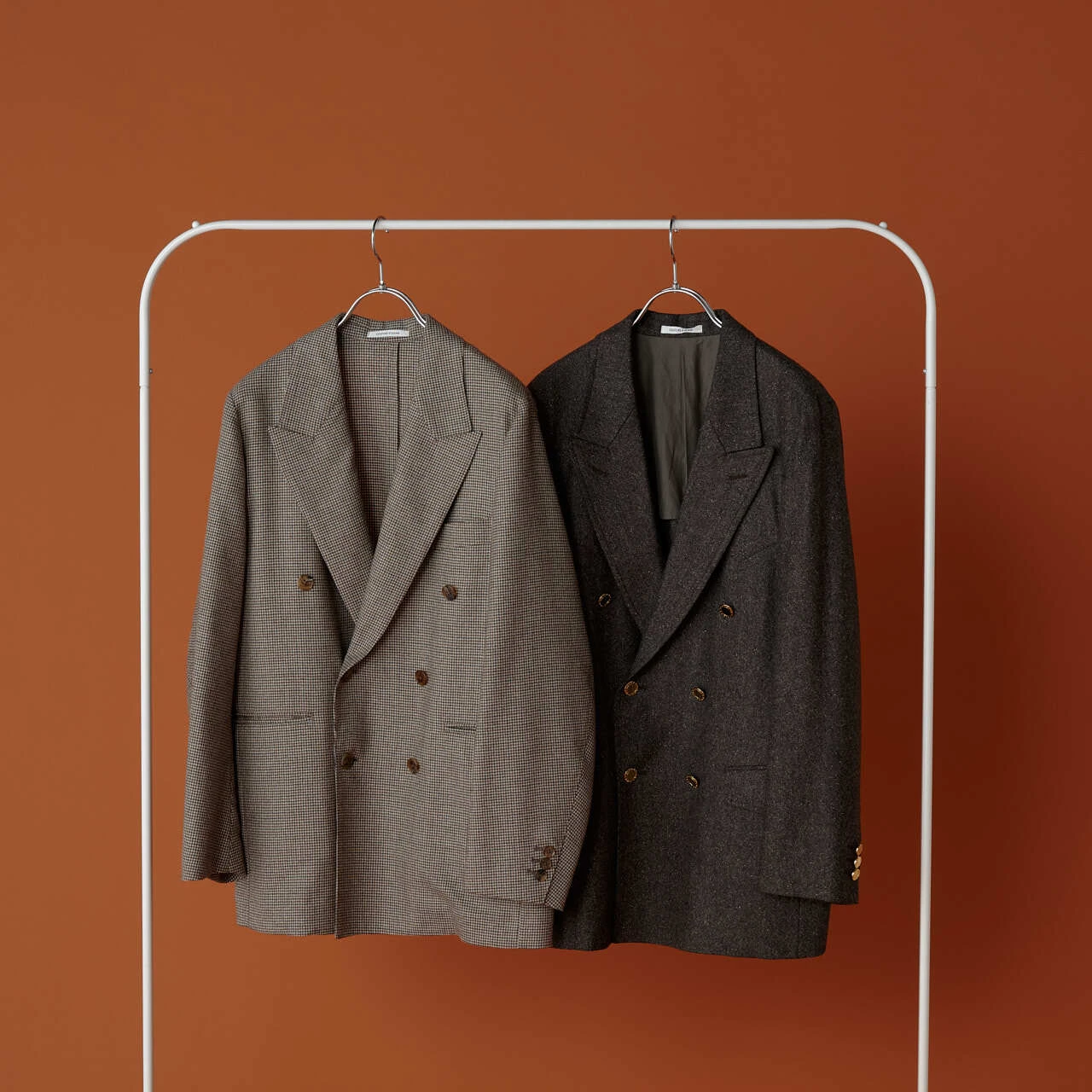 スタイリストが教える「洗えないジャケットのお手入れ方法」形崩れを防ぐおすすめハンガーも！
