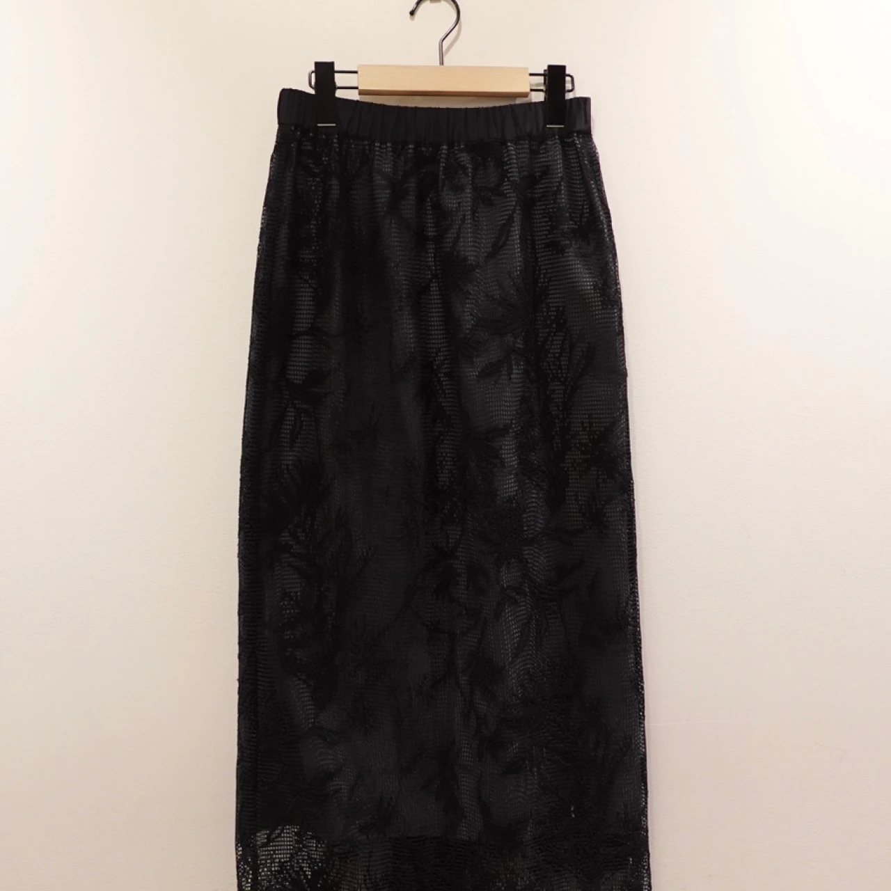 黒でも華やか♡ 「ルージュ・ヴィフ ラクレ」のレーススカート/もうひと頑張りな木曜日【BAILAエディターが選ぶ 優秀通勤ワードローブvol.81】