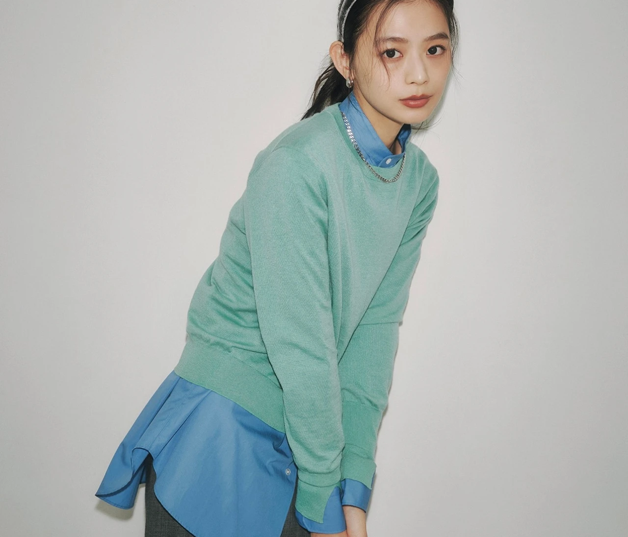 【重ね着コーデ】知的さはそのままに洒落る空気感でオンオフ対応！【BAILA今日のコーデ】