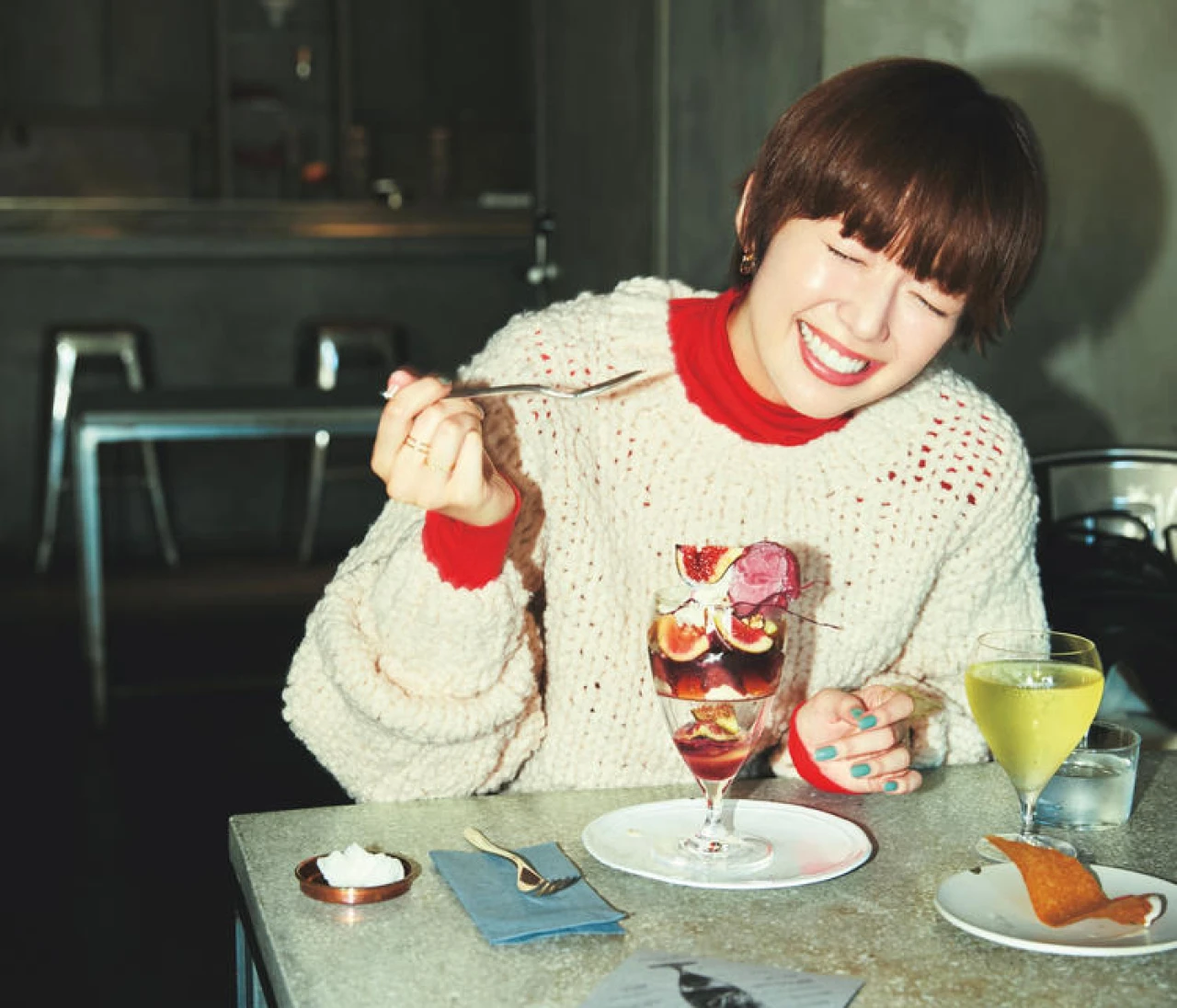 【ざっくりニットコーデ】赤をのぞかせてカジュアルニットを華やかに【BAILA今日のコーデ】