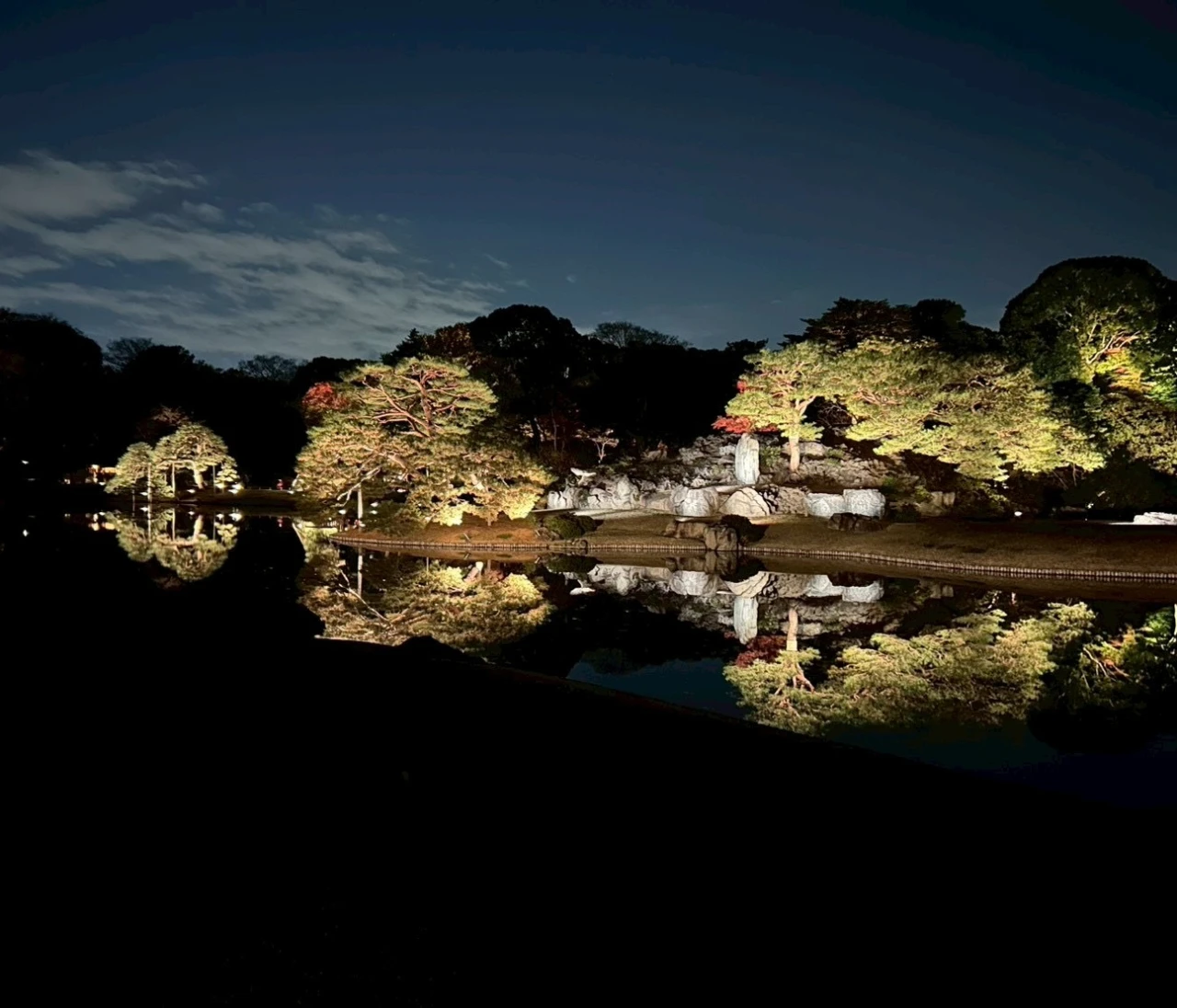 【期間限定！来週末まで】気軽に都心で楽しむ紅葉｜庭紅葉の六義園