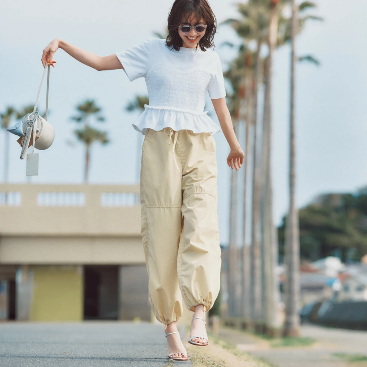 【SHIPS Primary Navy Label（シップス プライマリー ネイビー レーベル）】淡色の「カーゴパンツ」でこなれた雰囲気に！