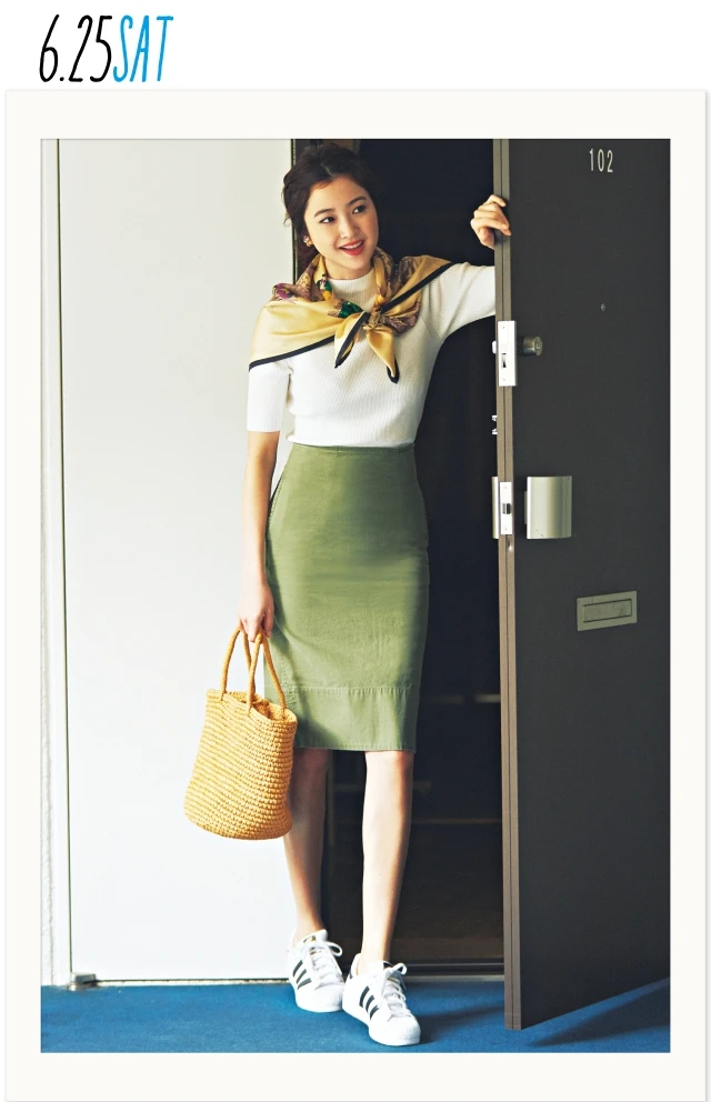 休日「スカート」スタイルは、プラス「スカーフ」「スニーカー」の“3S”コーデで、カジュアルなのに女っぽく♪