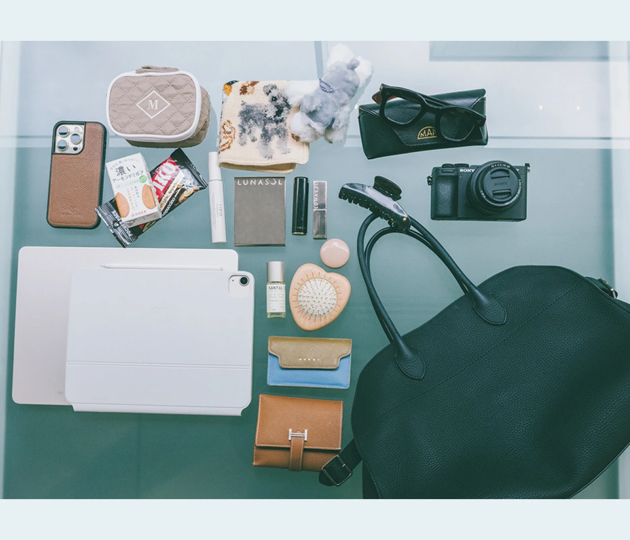 【かっこいい人の通勤バッグとバッグの中身】楫真梨子さんは荷物がたくさん入る『ザ・ロウ』のマルゴーを愛用