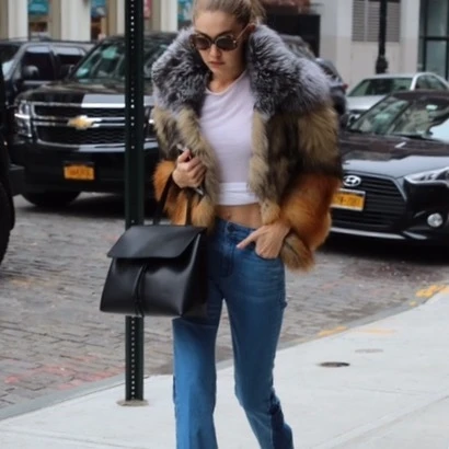 ジジのファーコートスタイルは、シンプルな上品さがイイ【日めくりセレブ】