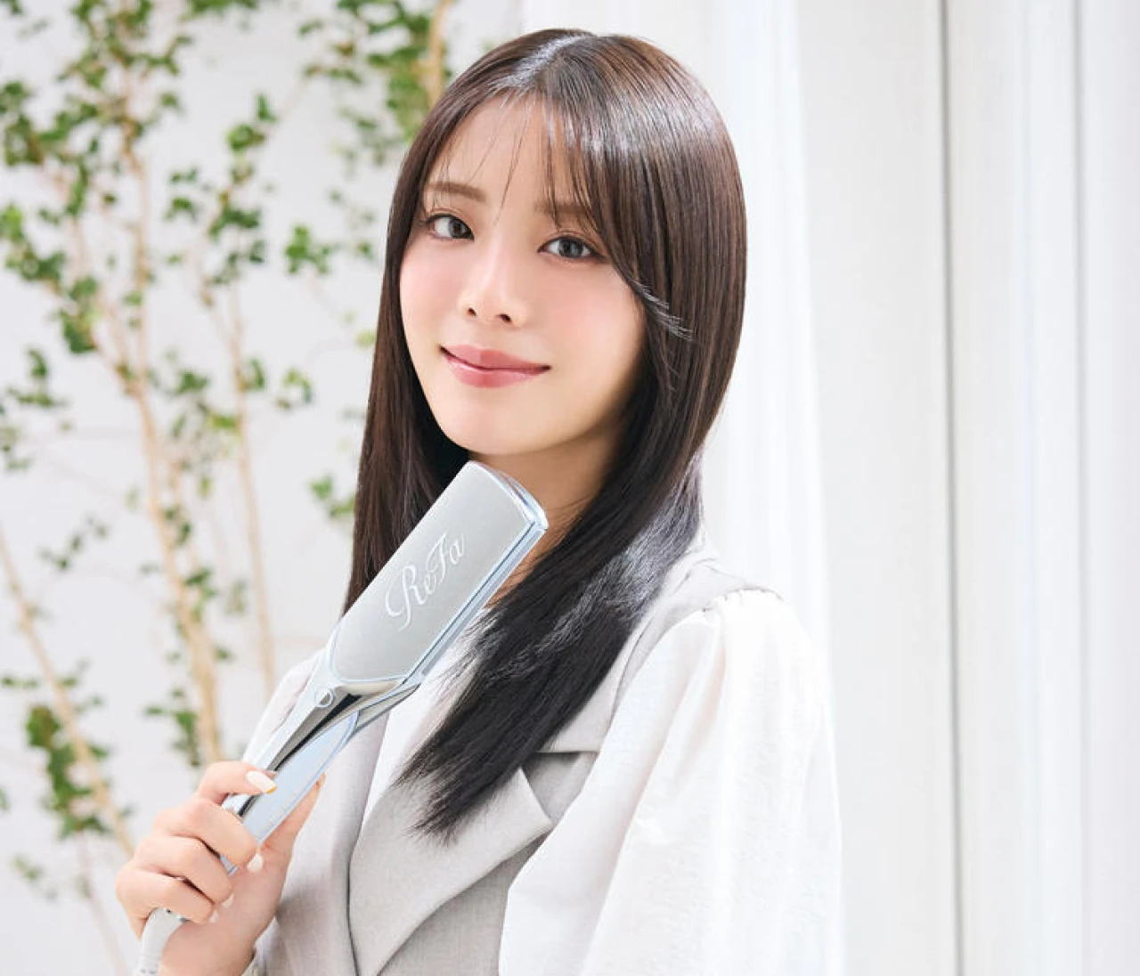 貴島明日香の好印象ツヤ髪の秘訣は？ 『リファ』の時短ヘアアイロンで叶える、柔らかストレートヘア