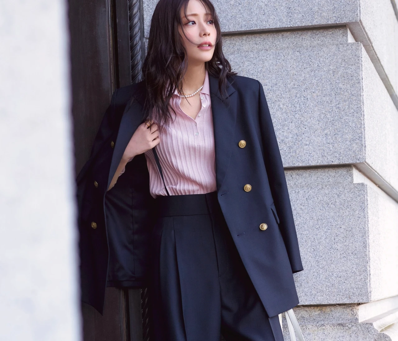 【パンプスコーデ】可愛げと快適さを両立した一足が通勤に最適！【BAILA今日のコーデ】