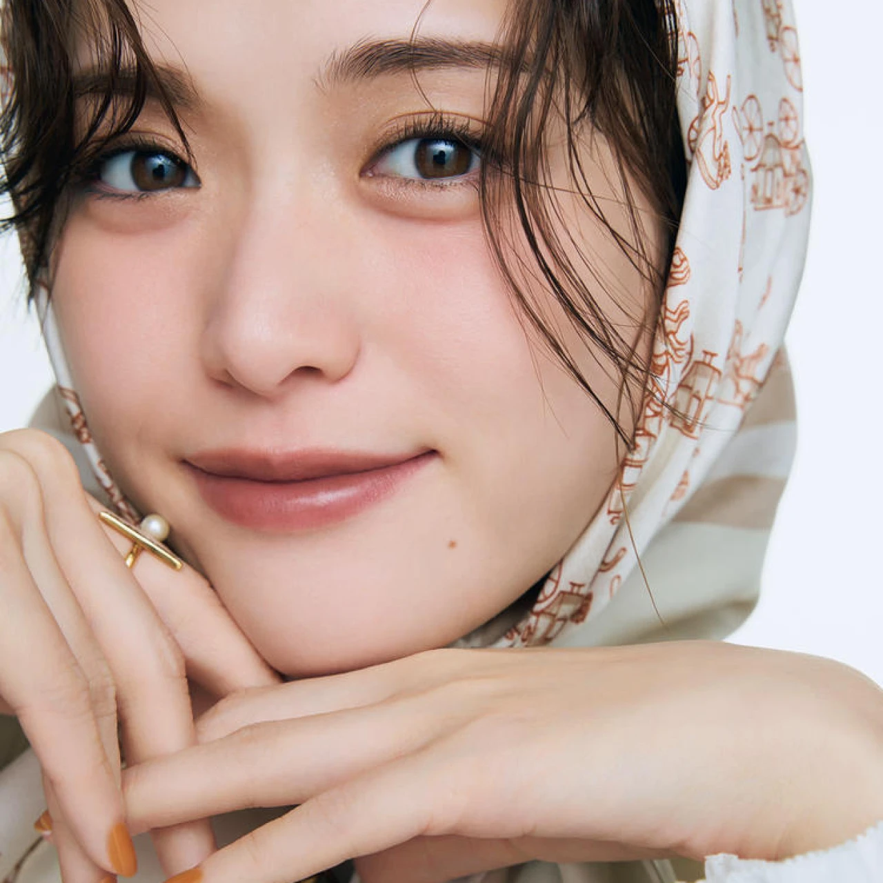 【松村沙友理と春新色コスメ】旅好きさゆりんごが、世界の街のムードを新作メイクでまとう♡