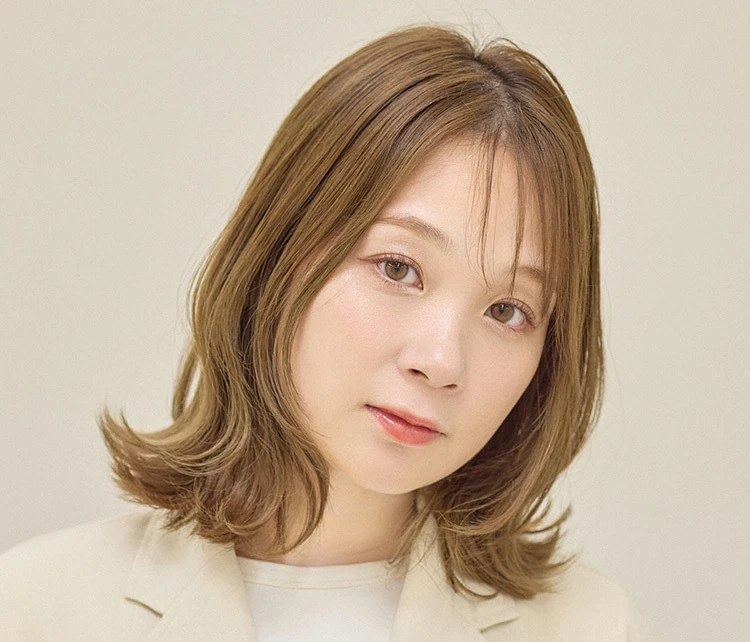 【ミディアム・30代大人の髪型】パーソナルカラーイエベ・ハニーベージュ