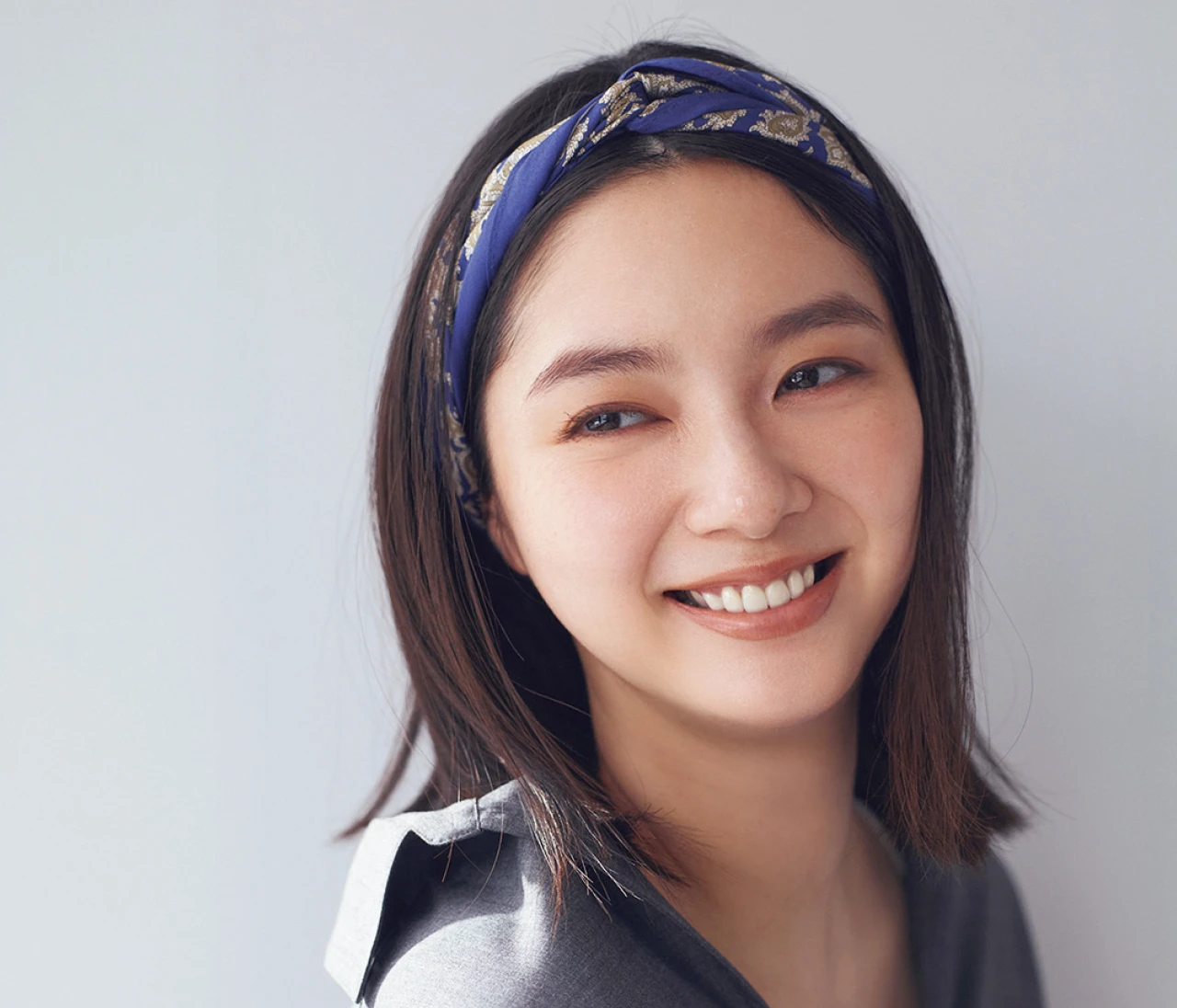 【スカーフ人気再燃】スカーフで顔まわりをアップデート！大人っぽく決まる「カチューシャ巻き」【「スカーフ上手」になりたい！】