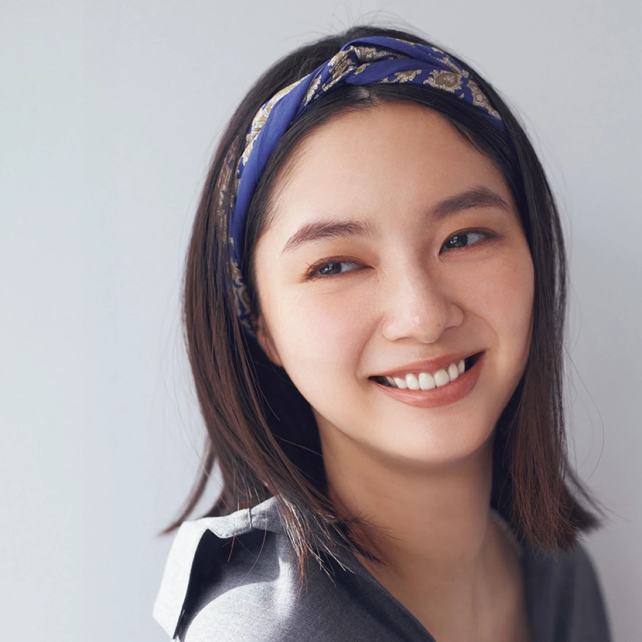 【スカーフ人気再燃】スカーフで顔まわりをアップデート!大人っぽく決まる「カチューシャ巻き」【「スカーフ上手」になりたい!】