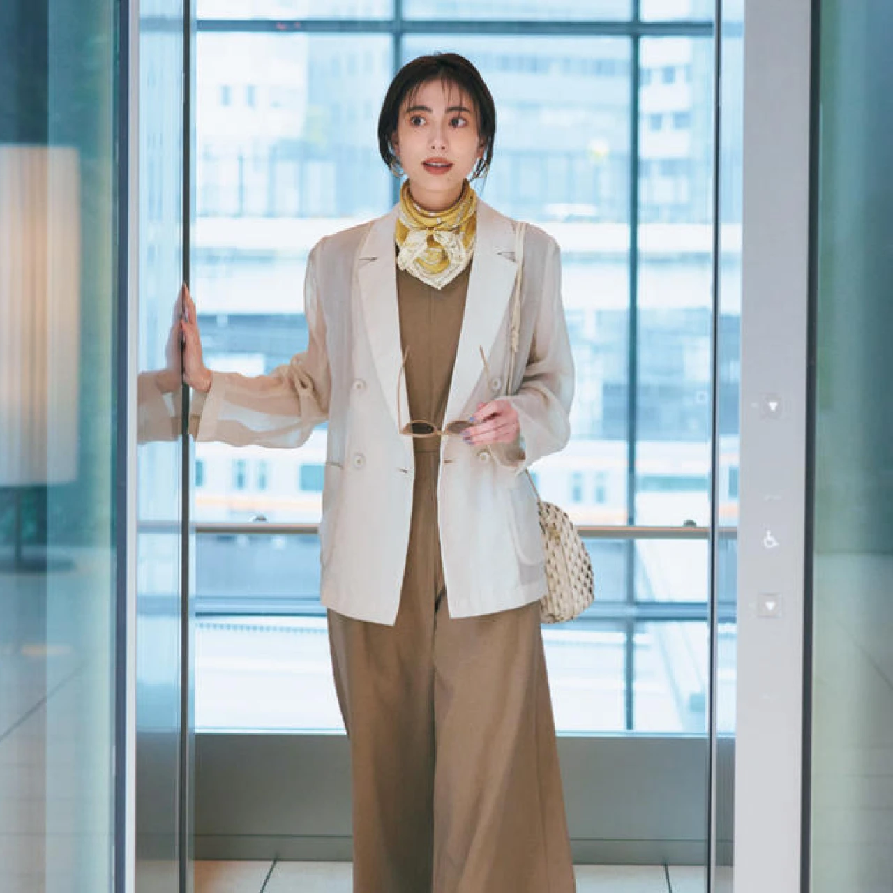 【働く30代に最高のオフィス服】この夏羽織るなら、カーデ代わりに「エレンディーク」のシアージャケットがトレンドです！
