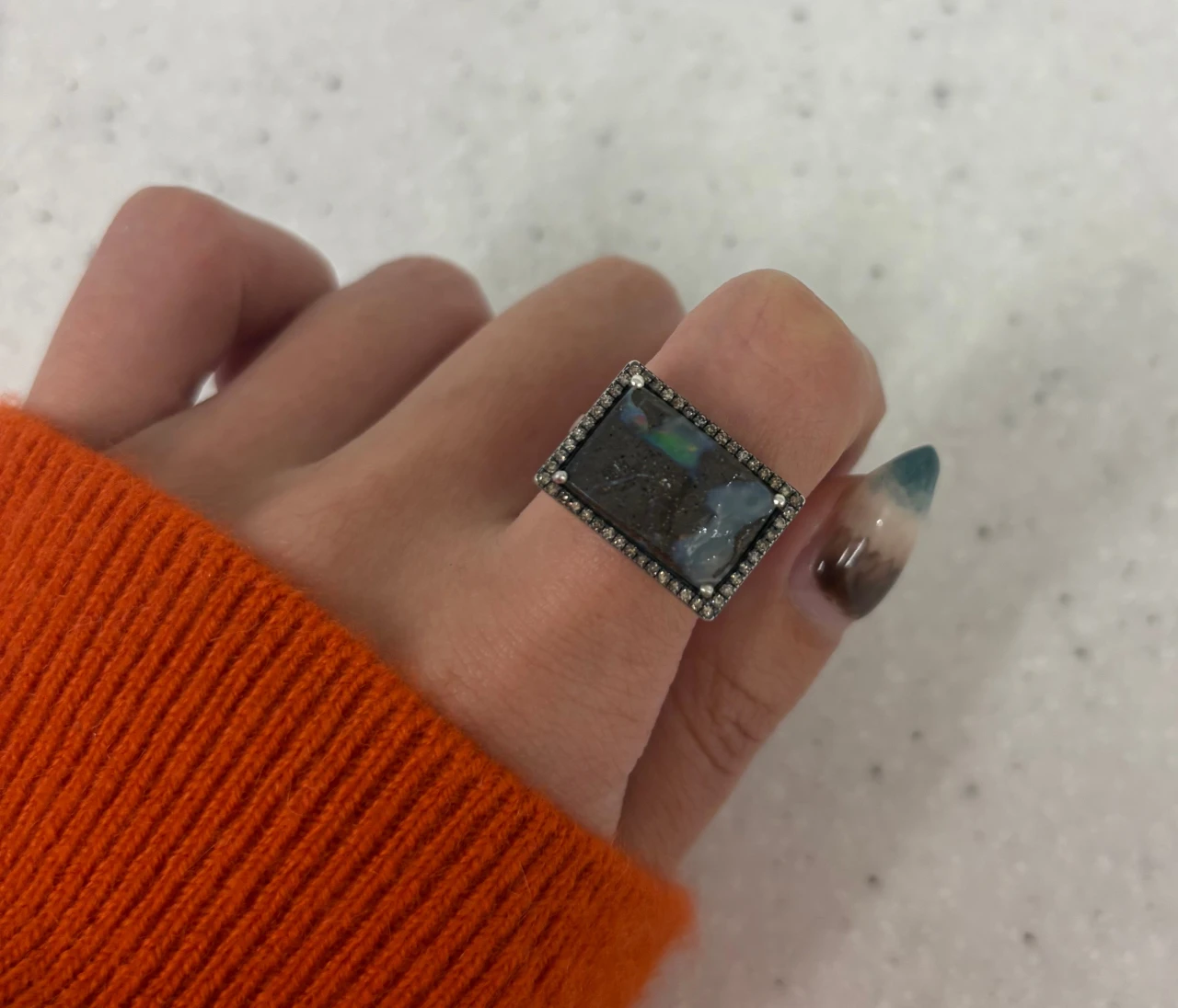 手もとのきらめきに毎秒夢中に！アドリン ヒューのリング